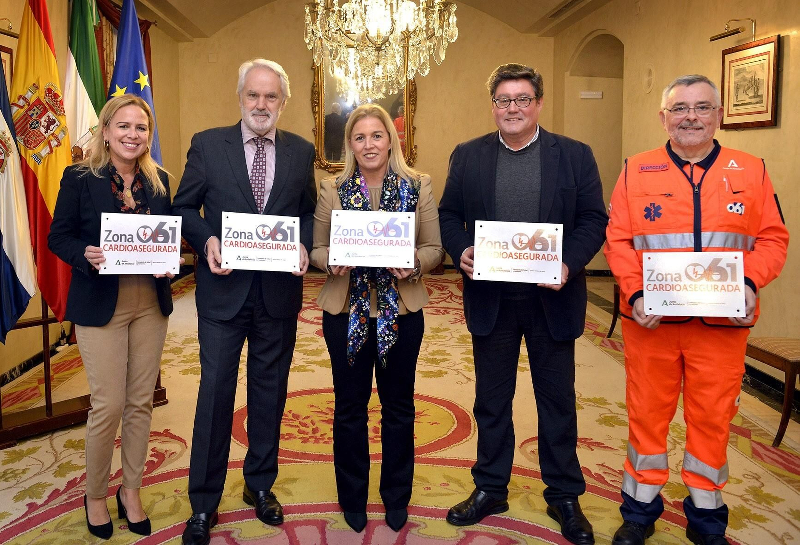 Los ediles Agustín Muñoz, Eva Pajares, Yessica Quintero, José Ángel Aparicio, y el responsable del Centro de Emergencias Sanitarias del 061 en la provincia de Cádiz, Antonio Ramírez.