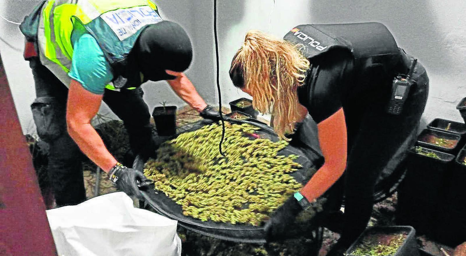 Dos agentes de la Policía Nacional durante la intervención al clan de Los Portugueses.