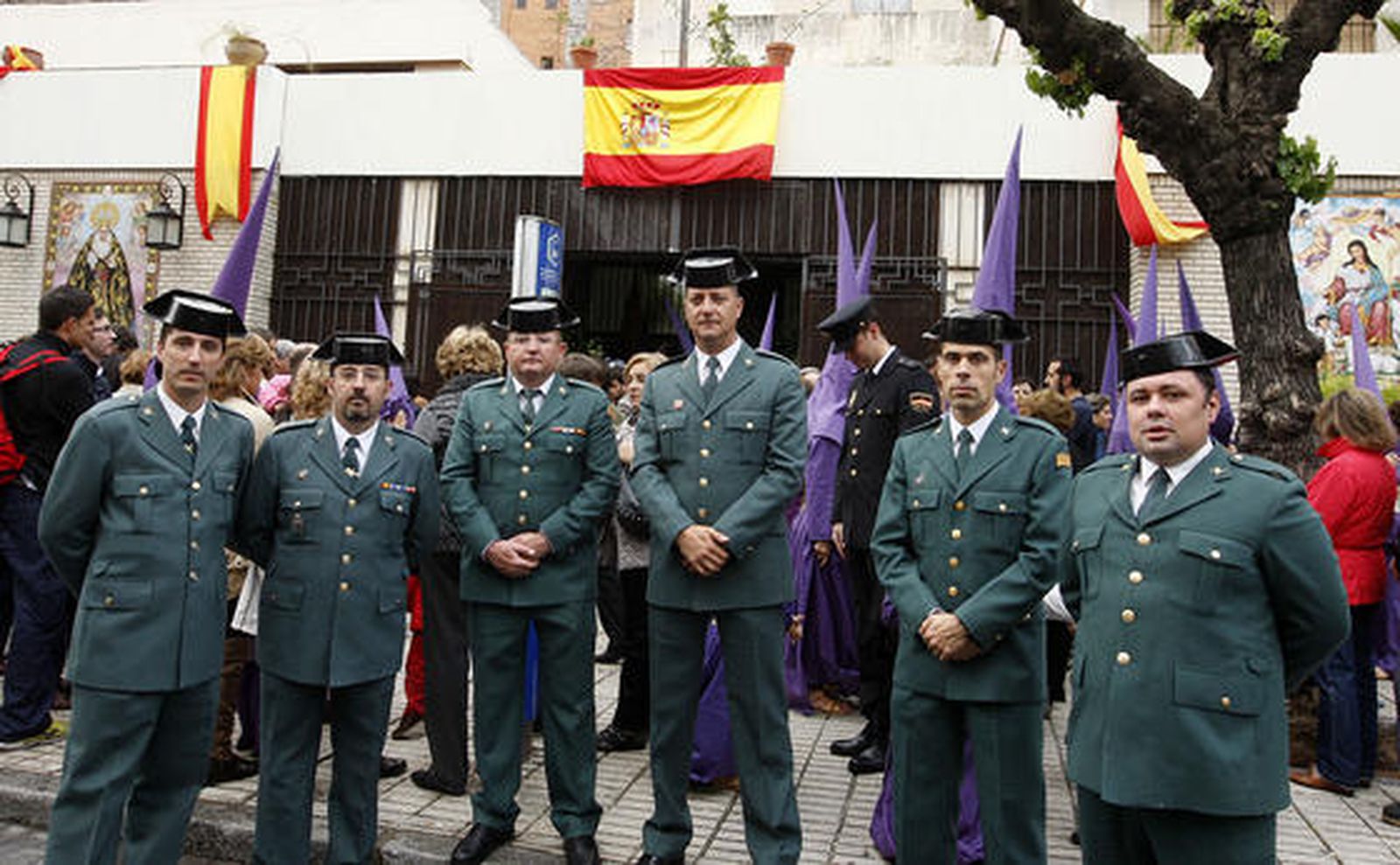 Los representantes de la Guardia Civil que iban a acompañar a la Defensión posan ante la puerta principal del convento de los Padres Capuchinos en la calle Sevilla.

Foto: Juan Carlos Toro