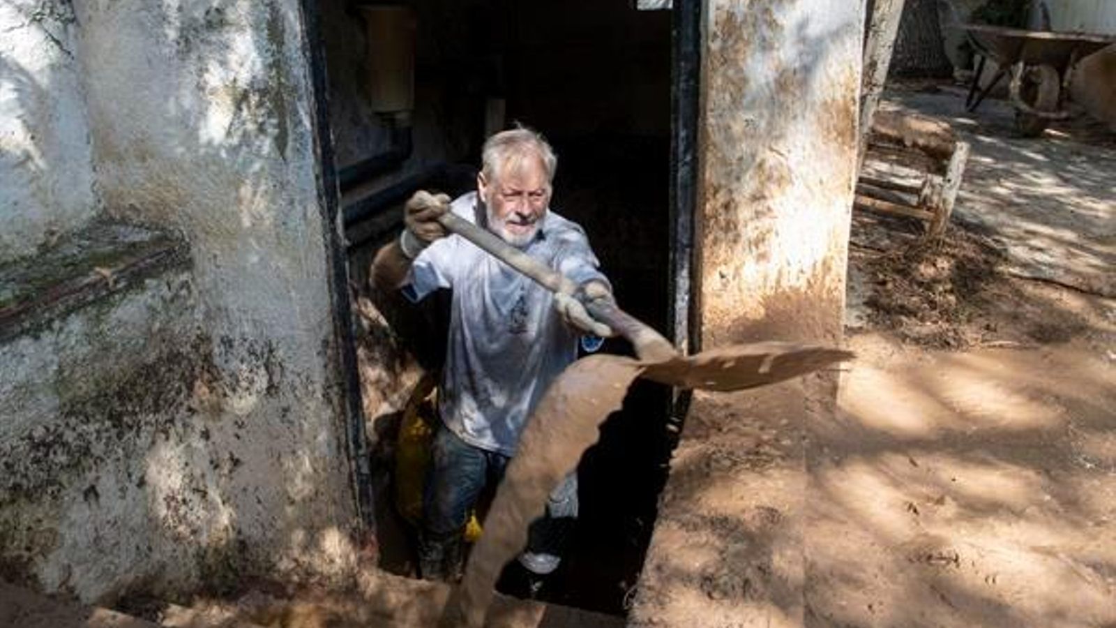 Juan Carlos, un vecino de La Cerradura, una pedanía de Pegalajar, en Jaén, saca barro de su casa tras las tormentas de la tarde de ayer miércoles que han provocado una veintena de incidencias en la provincia jiennense.
