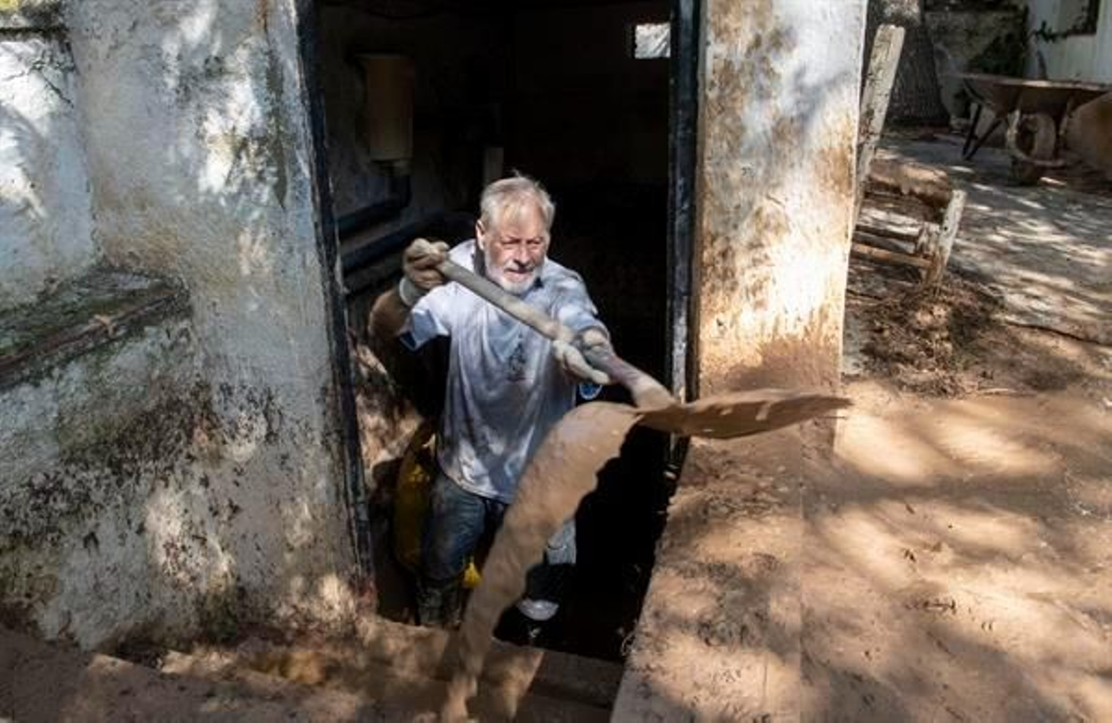 Juan Carlos, un vecino de La Cerradura, una pedanía de Pegalajar, en Jaén, saca barro de su casa tras las tormentas de la tarde de ayer miércoles que han provocado una veintena de incidencias en la provincia jiennense.