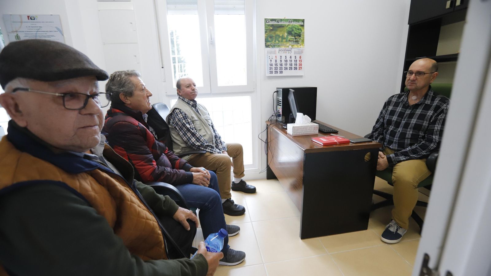 Gumersindo Salas (derecha) junto a otros pacientes laringectomizados.