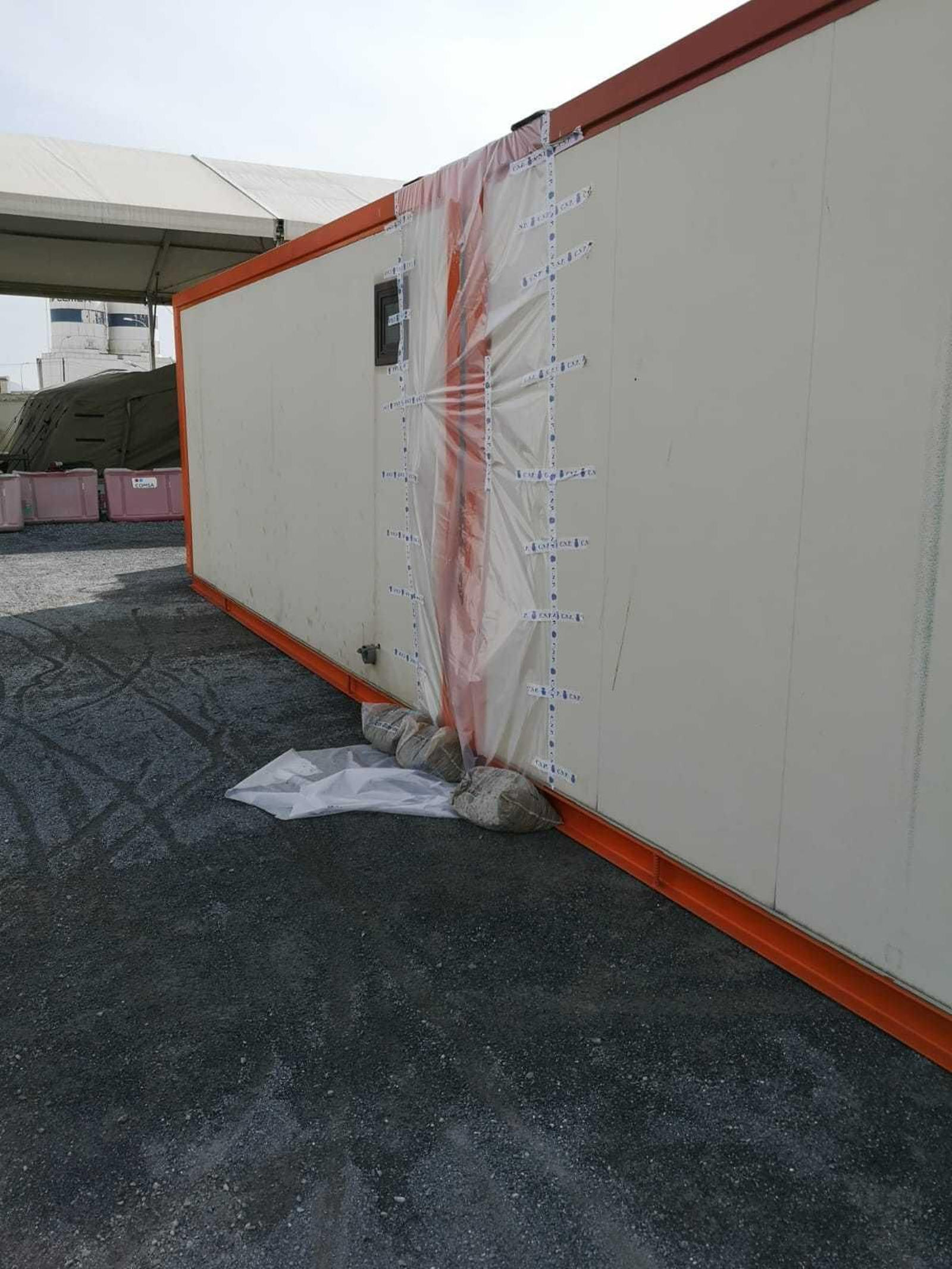 Exterior de los módulos para inmigrantes a su llegada a Motril