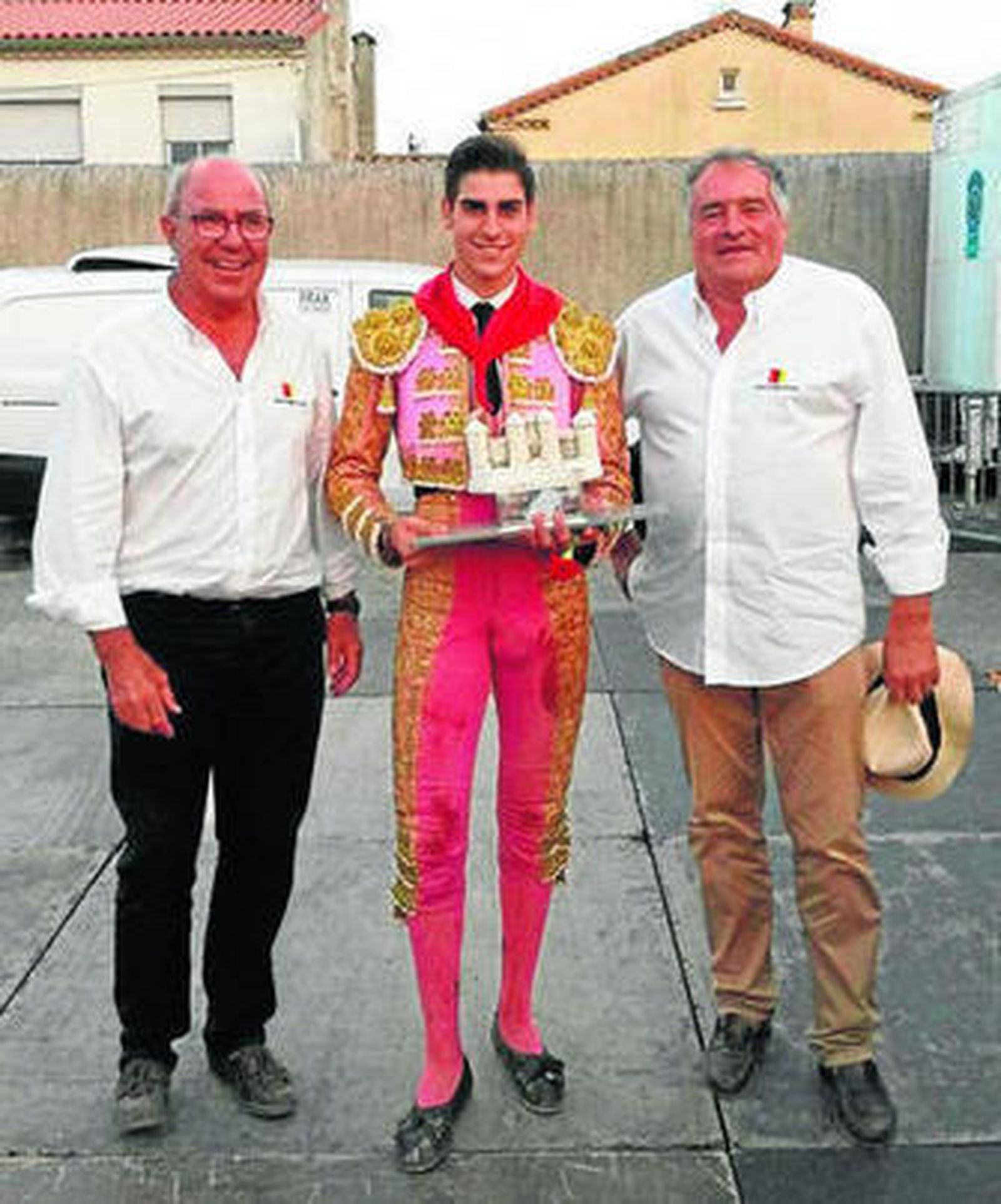 Pacheco, con el trofeo que le acredita como triunfador en Carcassonne.
