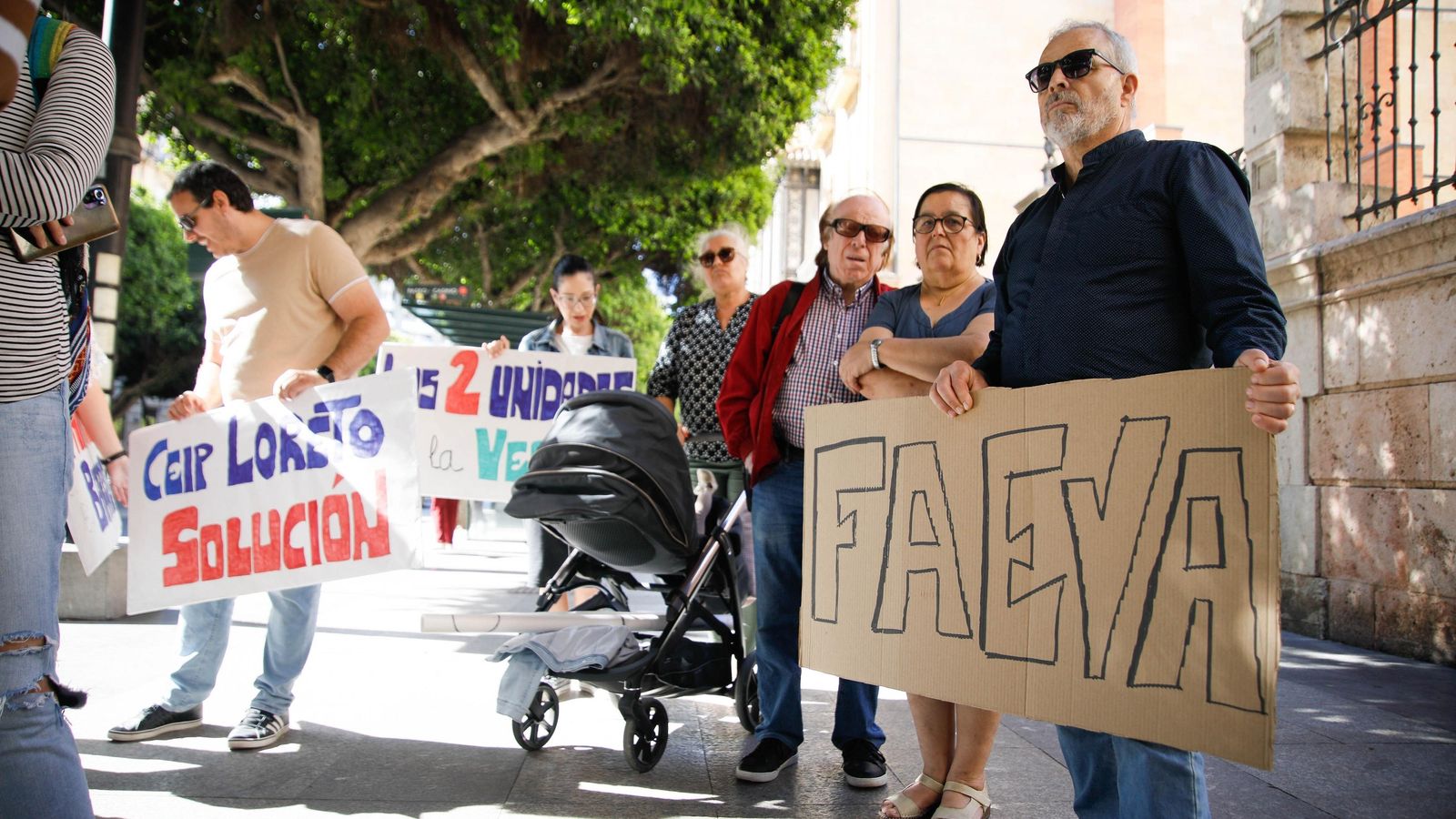 Familias de FAEVA durante la concentración ante la Delegación del Gobierno.