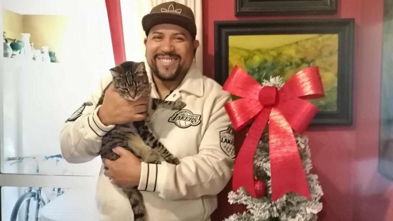 Fabián Felipe, en una de las casas en las que atiende a personas dependientes.