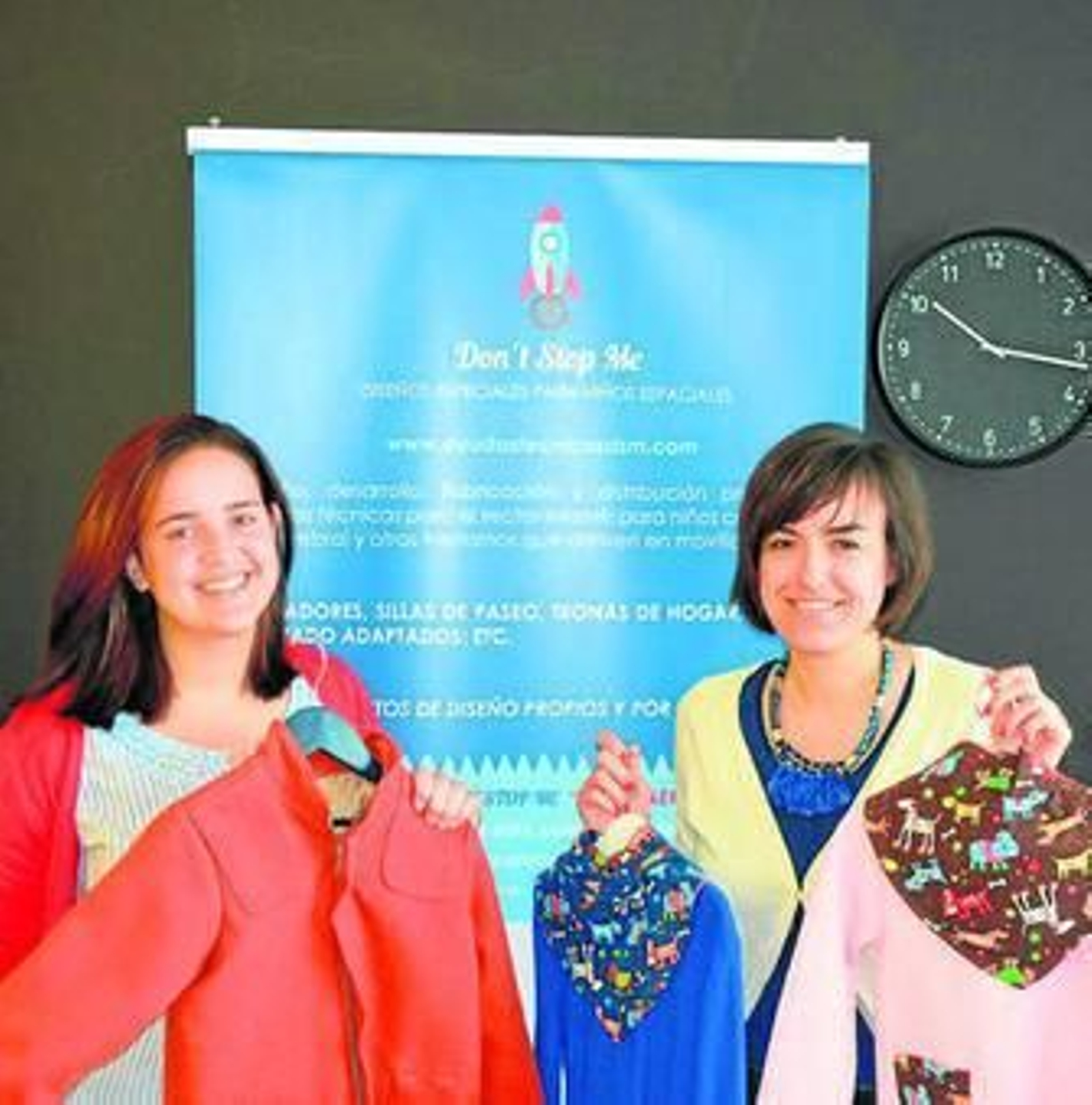 Eva Naranjo y Elena Peñalver muestran algunas de sus creaciones.