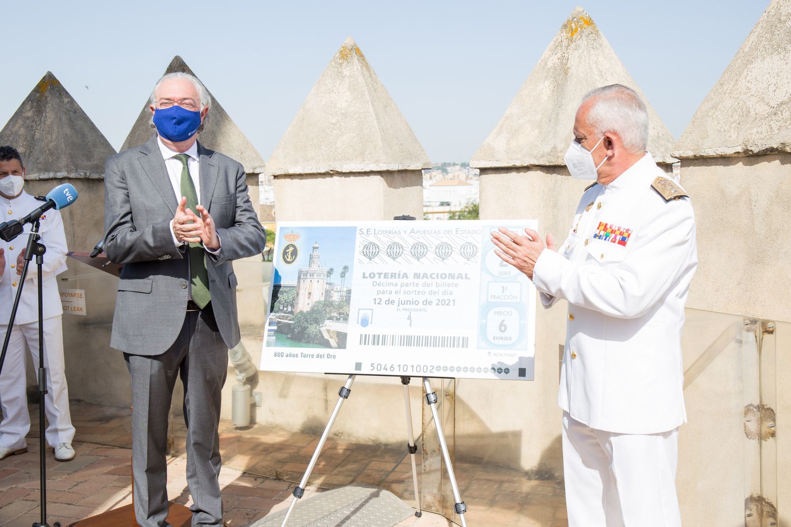 El presidente de Loterías, Jesús Huerta, y el almirante director del Instituto de Historia y Cultura Naval, Marcial Gamboa, han presentado hoy el décimo conmemorativo de Lotería Nacional de este sábado, 12 de junio, dedicado al VIII Centenario de la Torre del Oro.