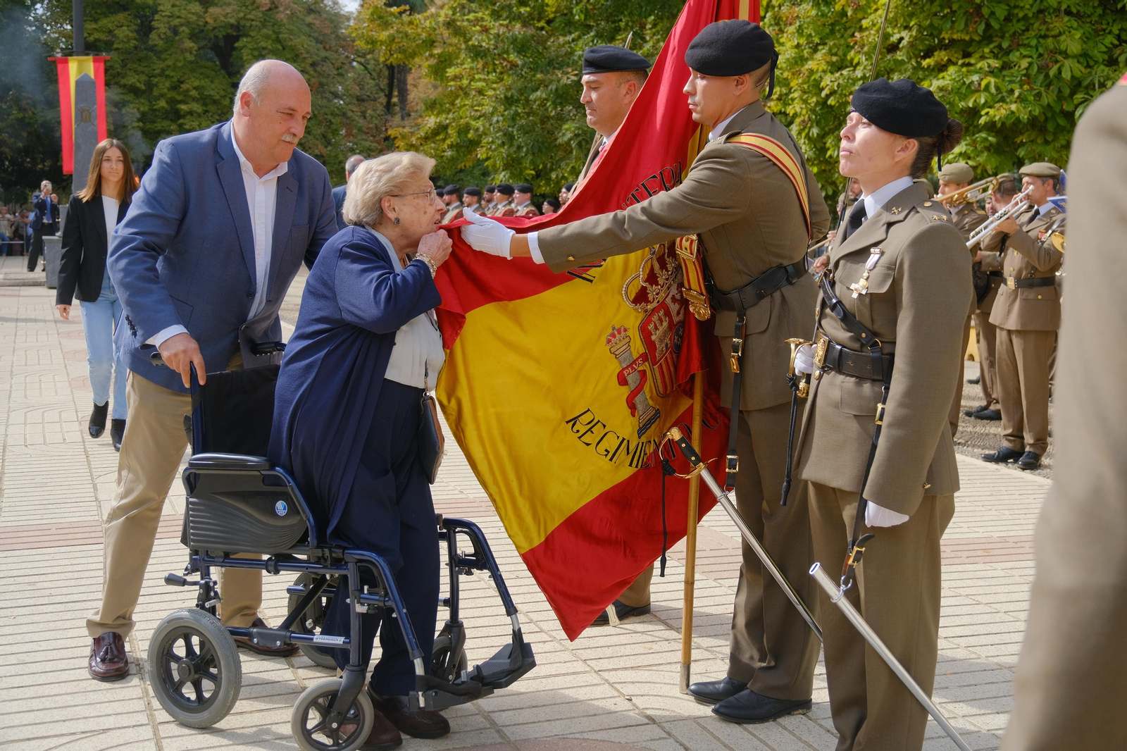 Una mujer besa la bandera de España en la jura celebrada en Cabra. Una mujer besa la bandera de España en la jura celebrada en Cabra.