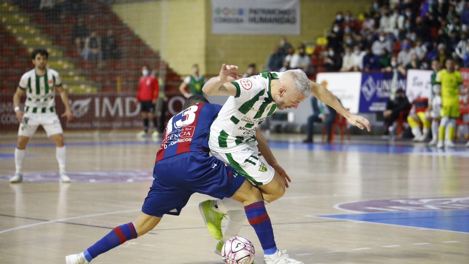 Miguelín se tropieza ante la entrada de un defensa rival. Miguelín se tropieza ante la entrada de un defensa rival.