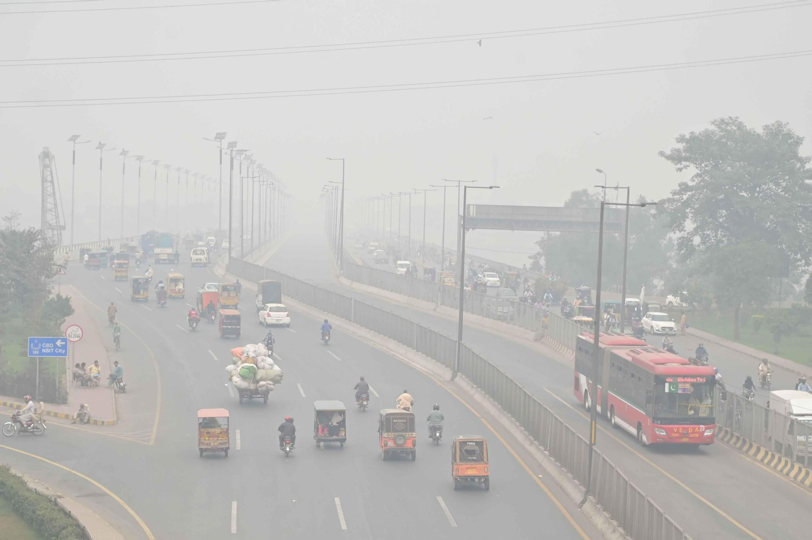 Una peligrosa nube de humo tóxico envuelve todo Pakistán: todas las imágenes