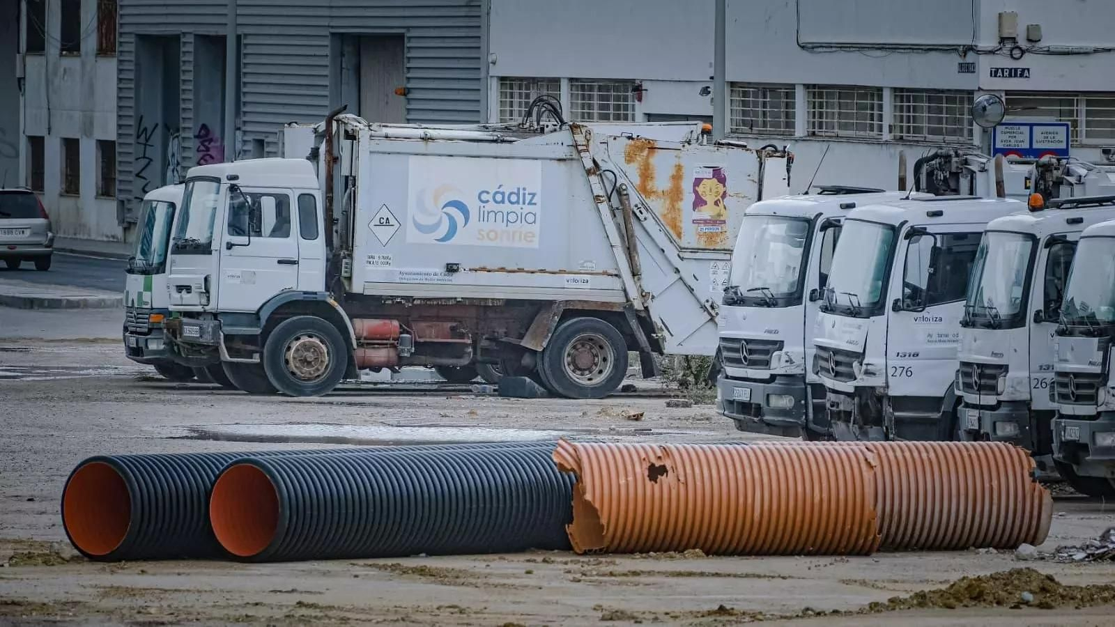 Vehículos del servicio de limpieza y recogida de residuos sólidos de Cádiz.