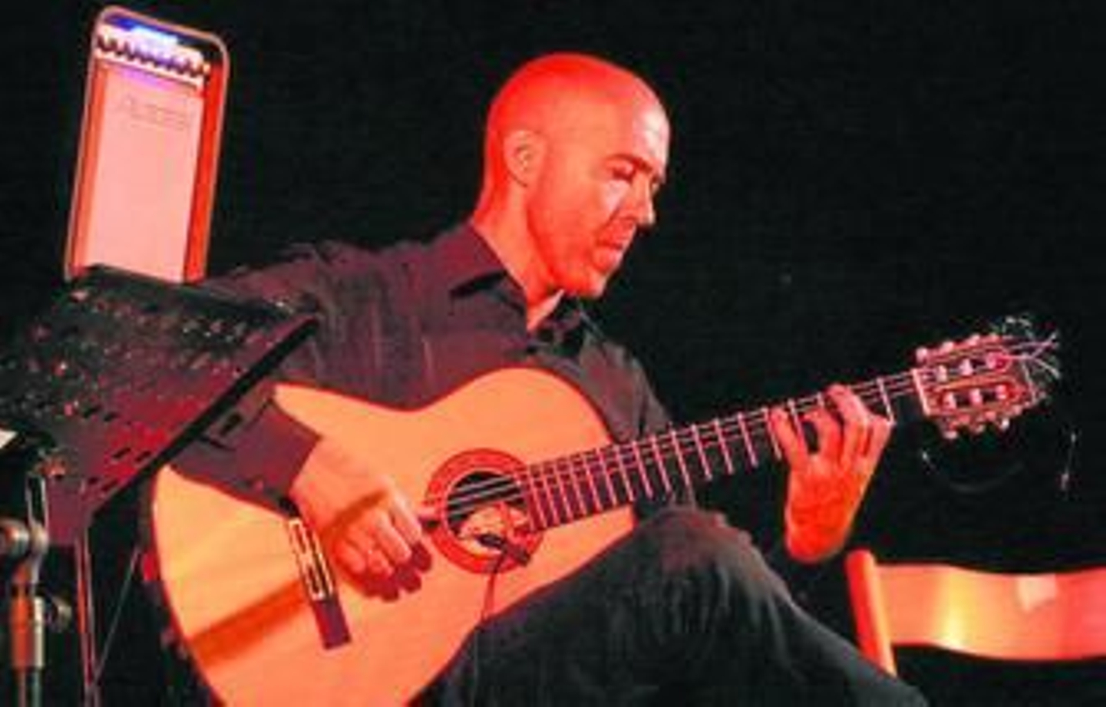 Salvador Andrade toca la guitarra en su espectáculo anoche en Algeciras.