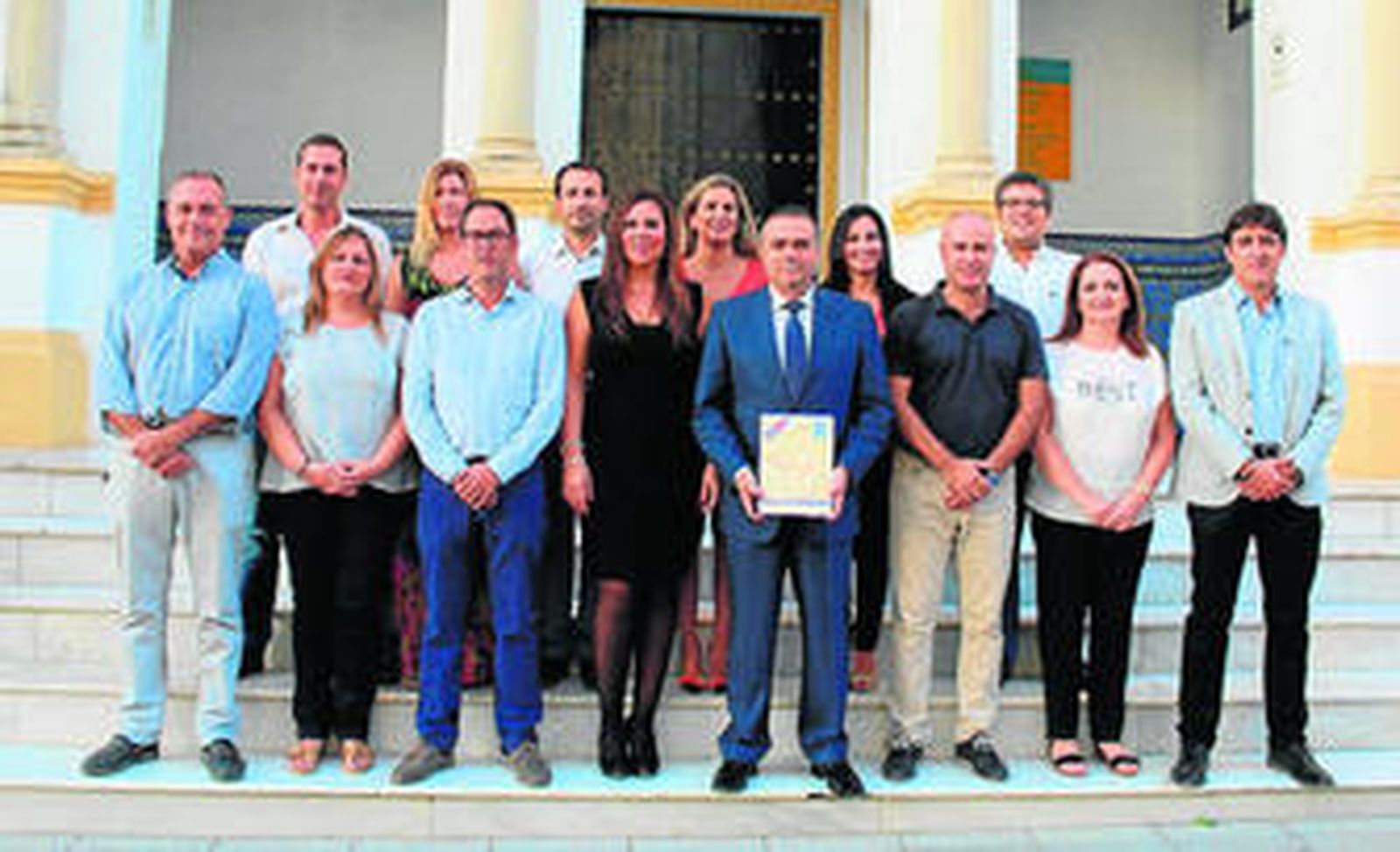 La Corporación municipal al completo muestra su apoyo a la candidatura.