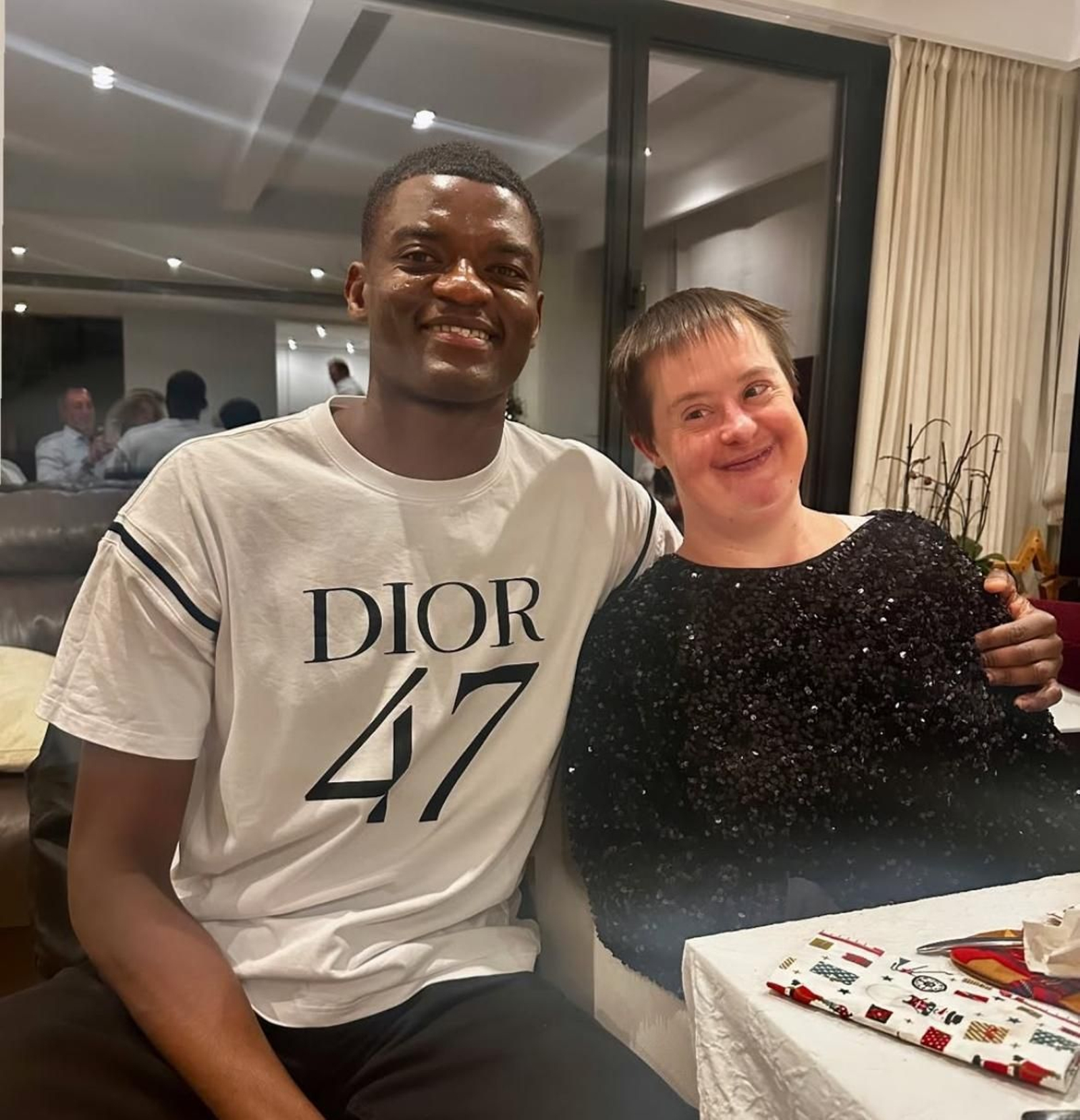 Nzosa pasó las fiestas en Málaga y colgaba una foto con Lauri Rubia, hija de Manolo Rubia.