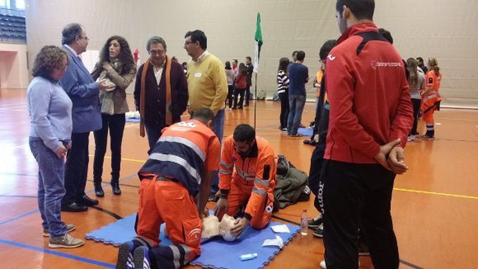 El 061 entrena a los universitarios en técnicas de reanimación cardiopulmonar