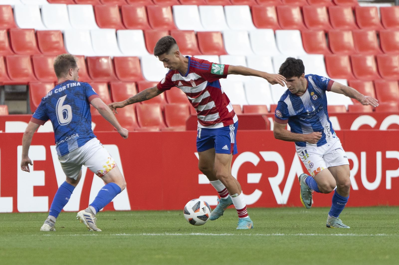 Da Costa trata de eludir a Cortina en el duelo ante el Avilés en Los Cármenes.