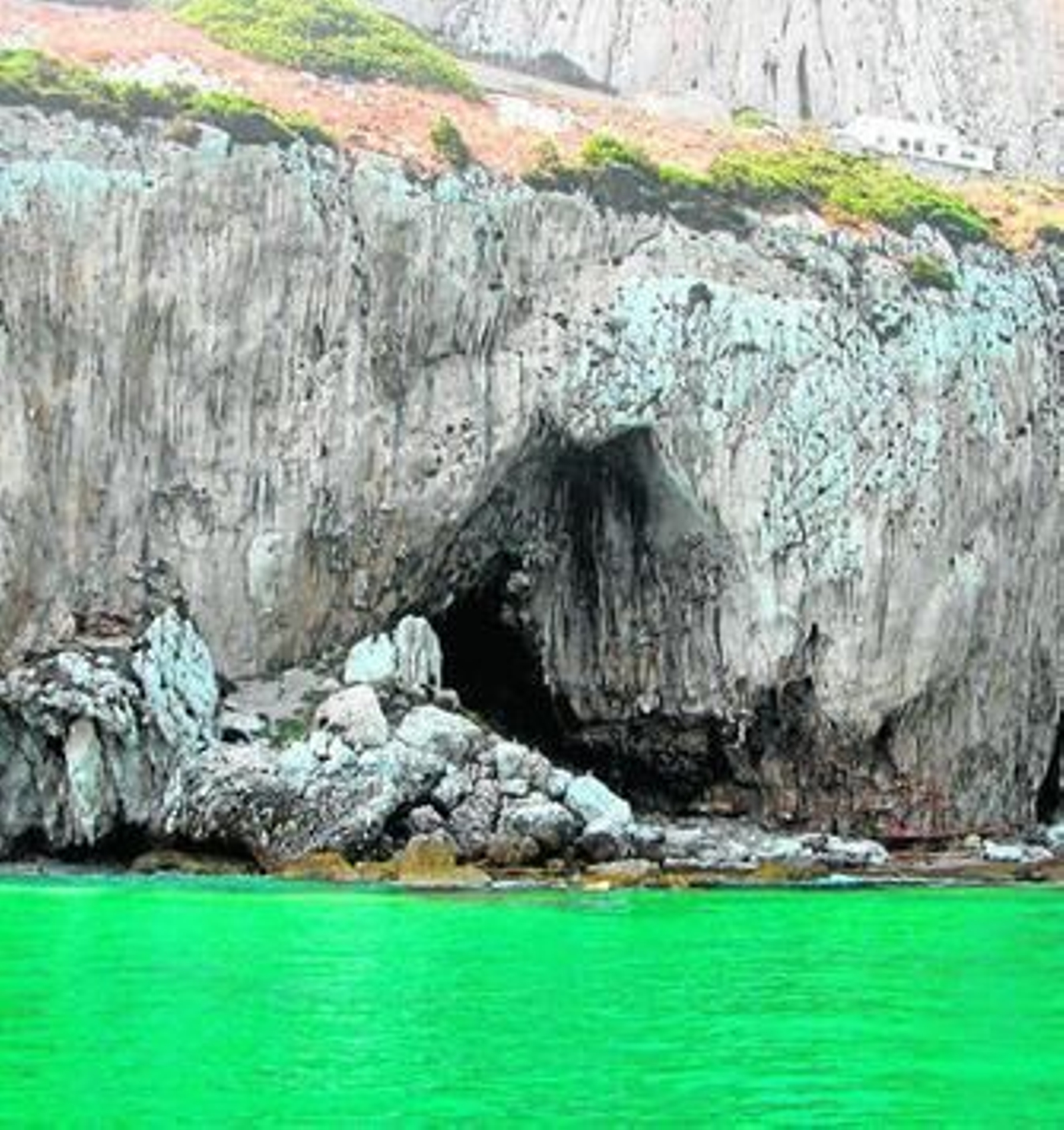 La cueva de Gorham, vista desde el mar.