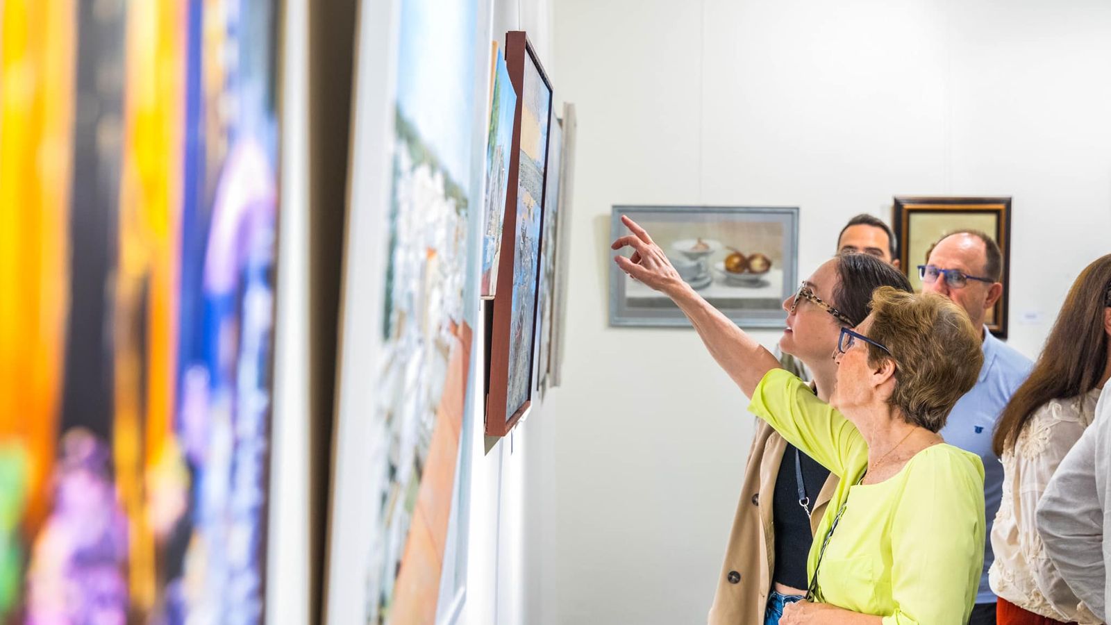 Exposición de pintura solidaria del colectivo EQartis en el centro de congresos de San Fernando