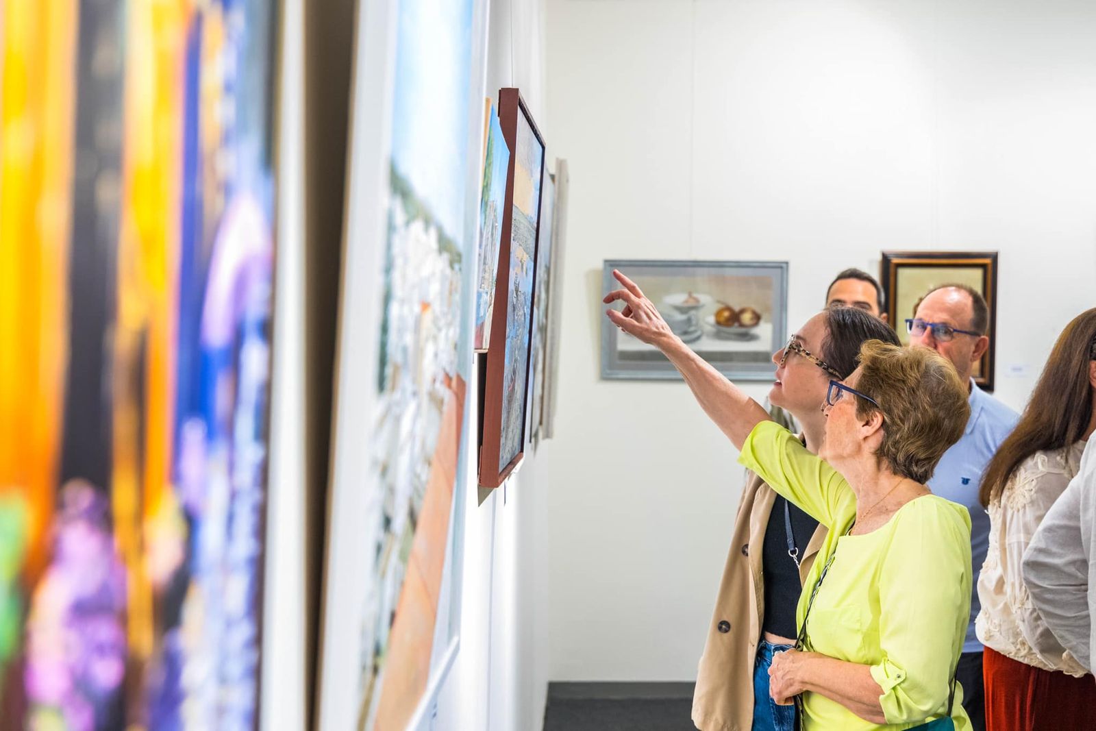 Exposición de pintura solidaria del colectivo EQartis en el centro de congresos de San Fernando