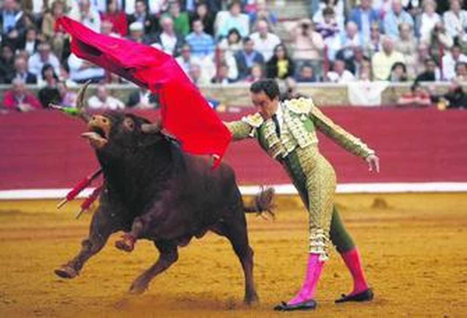 Manuel Jesús 'El Cid', en un pase de pecho.