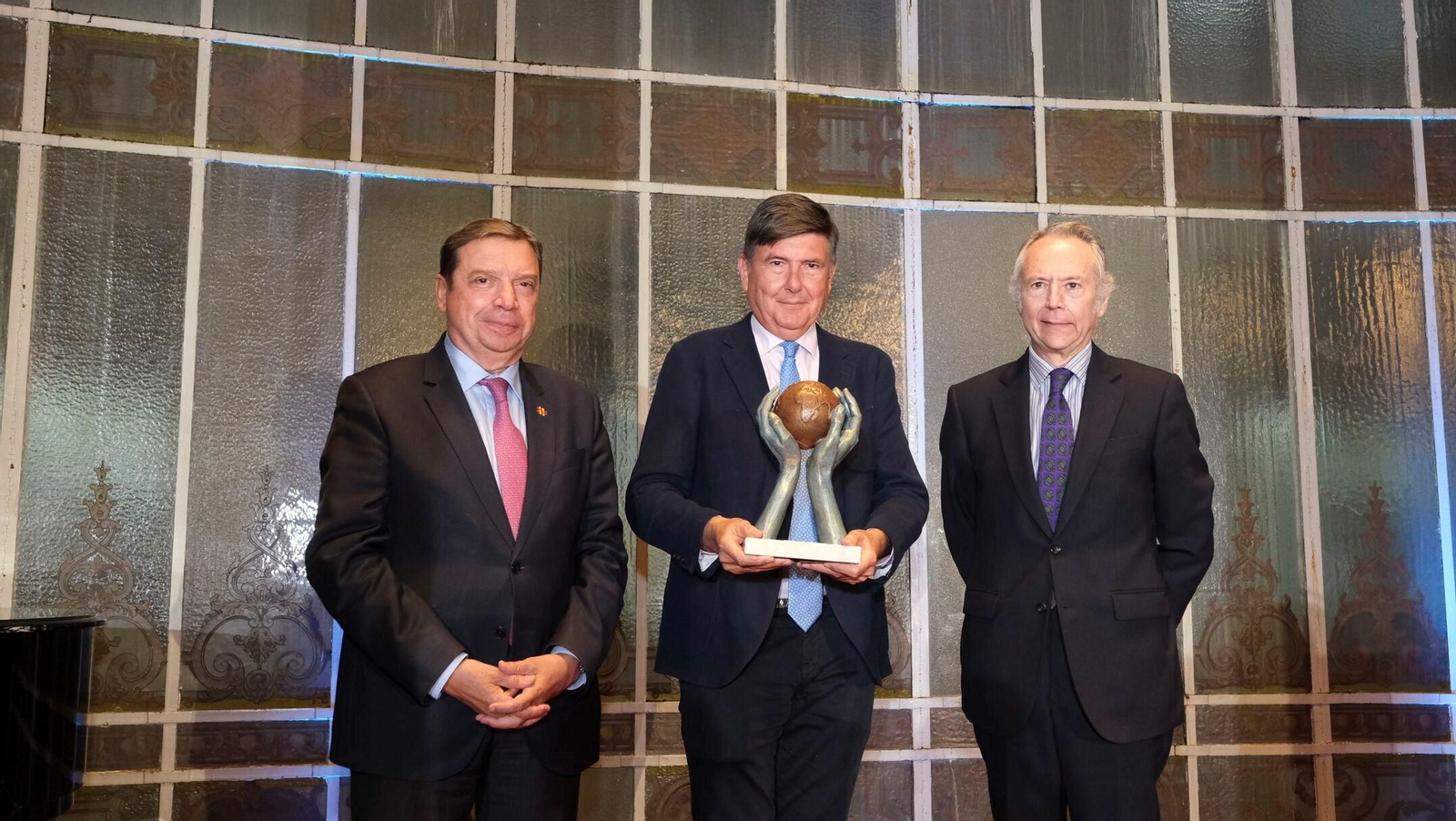 Manuel Pimentel recibe el premio de manos de José Joly, presidente del Grupo Joly, y Luis Planas, ministro de Agricultura.