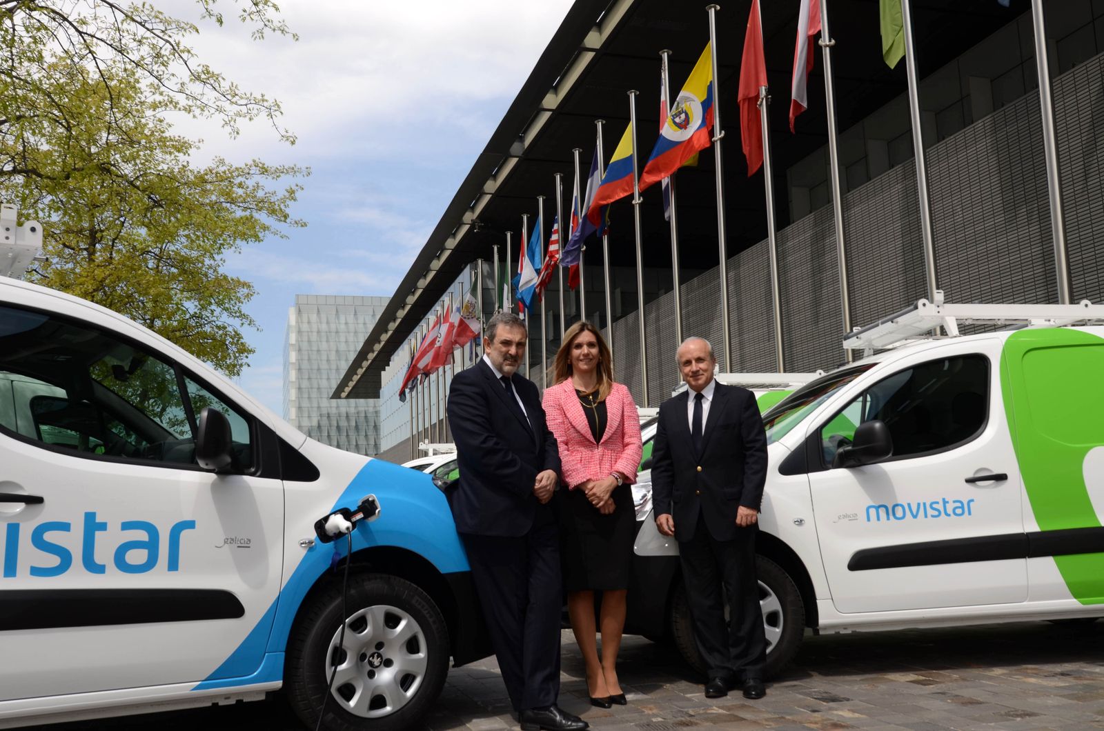 El presidente de Telefónica España, Luis Miguel Gilpérez; la CEO de Alphabet, Rocío Carrascosa, y el director general de Peugeot, Jorge Tomé, en la presentación de los nuevos vehículos.