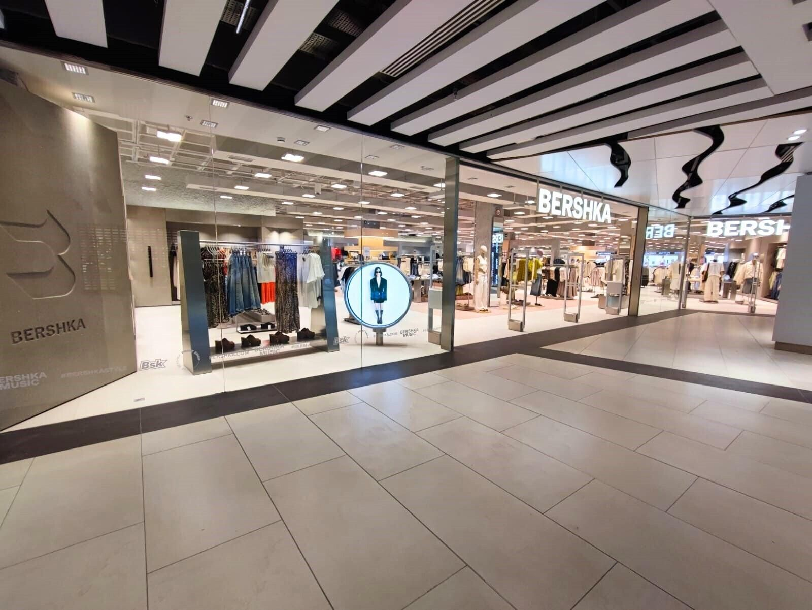 Exterior de la renovada tienda de Bershka.