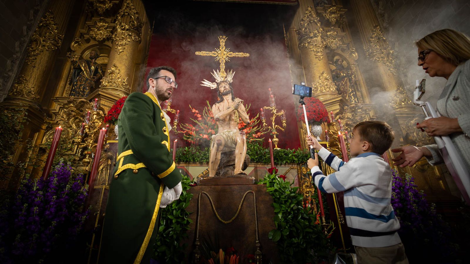 Los besapiés y besamanos del Domingo de Pasión en Jerez, en imágenes