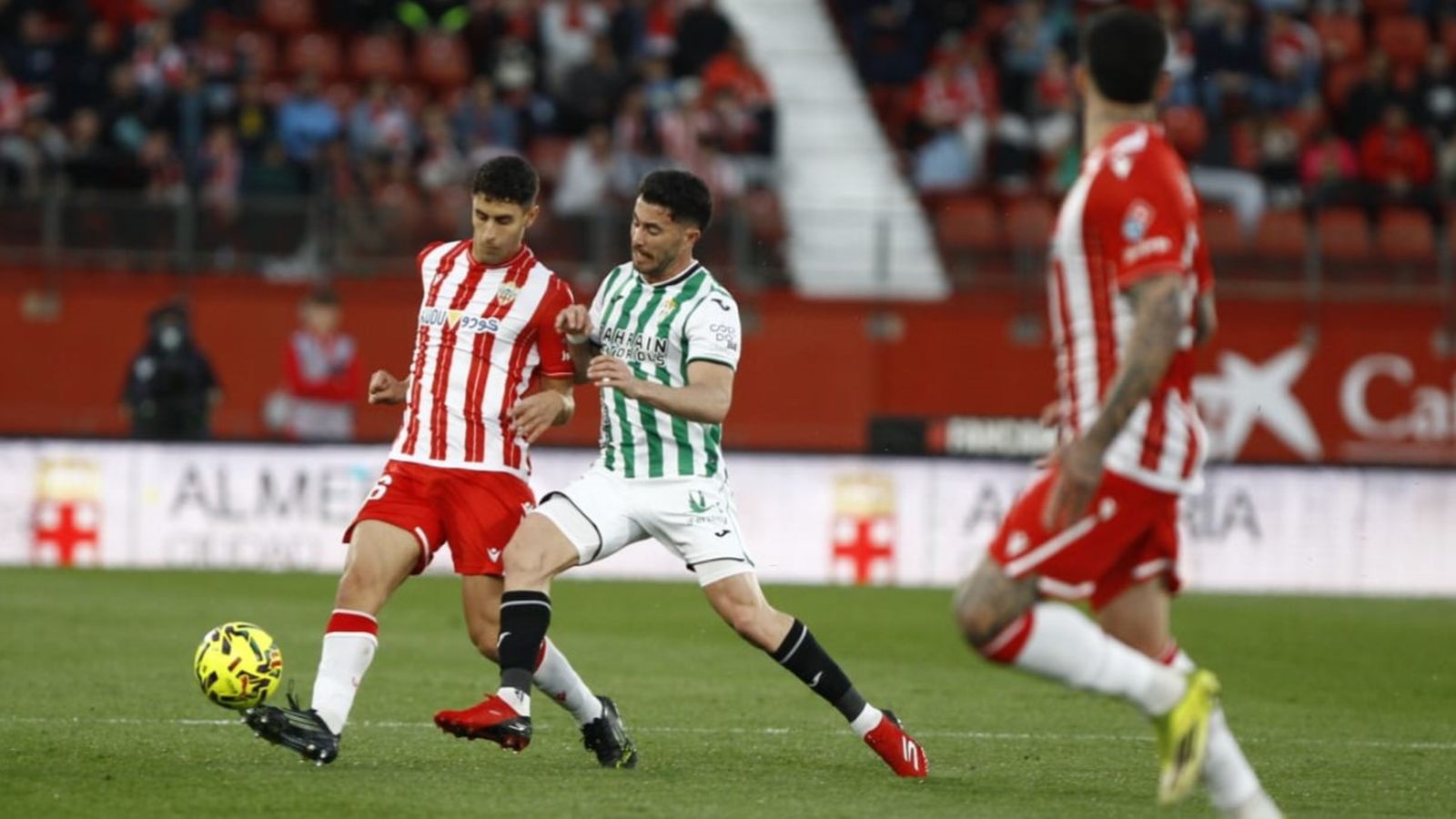 Jacobo presiona a un zaguero del Almería en el primer tiempo del derbi andaluz.