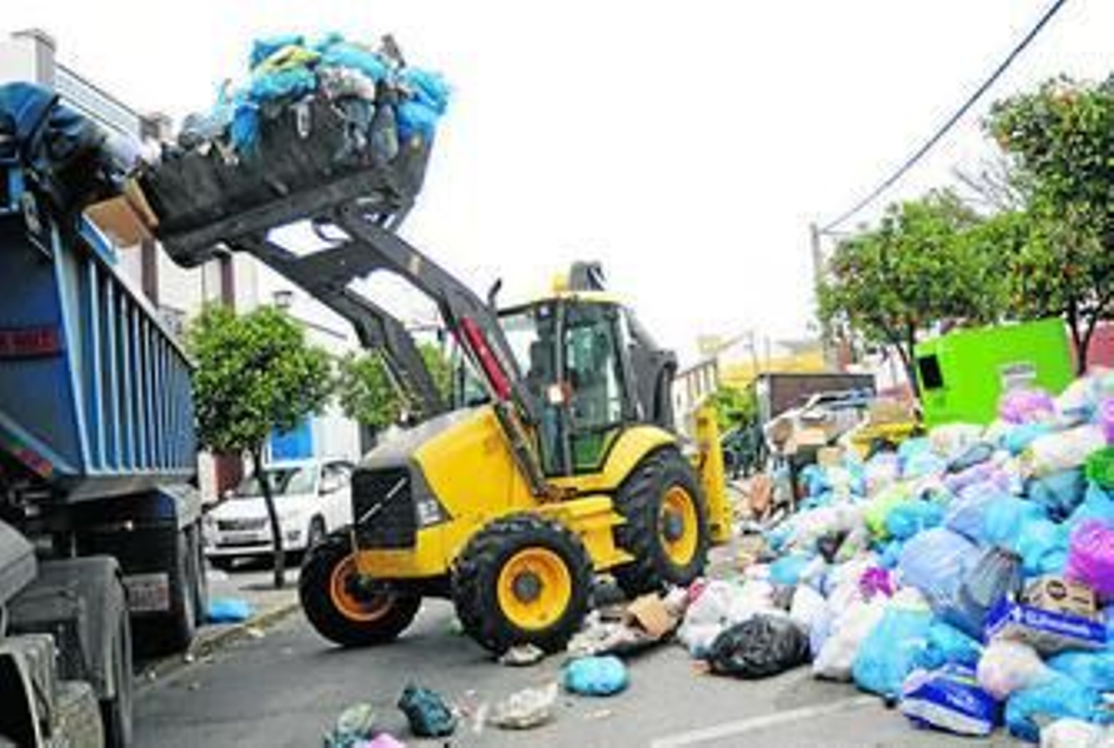Una imagen de la recogida de basura del lunes, tras la declaración de la alerta sanitaria.