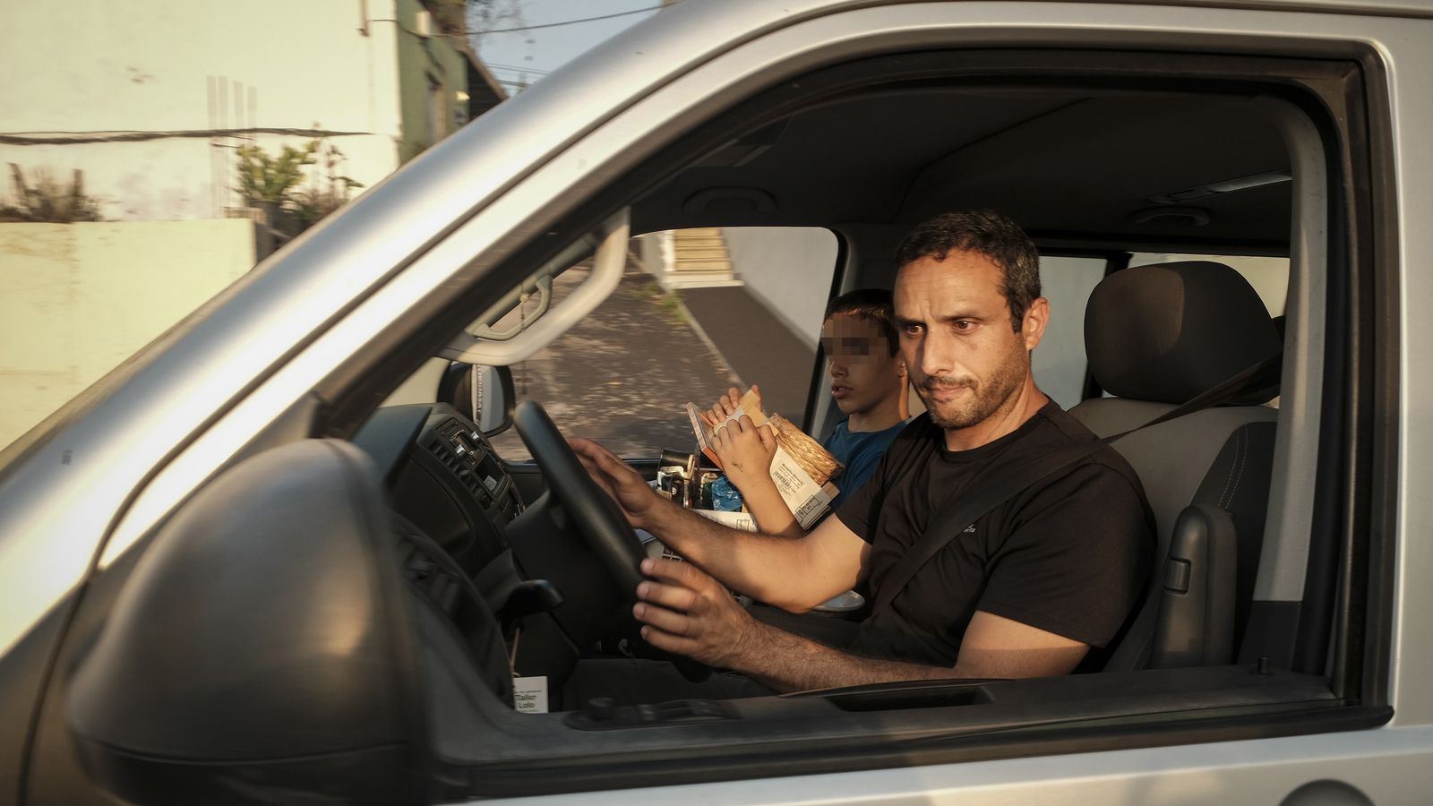 Tadeo, emocionado, se despide se su hogar.