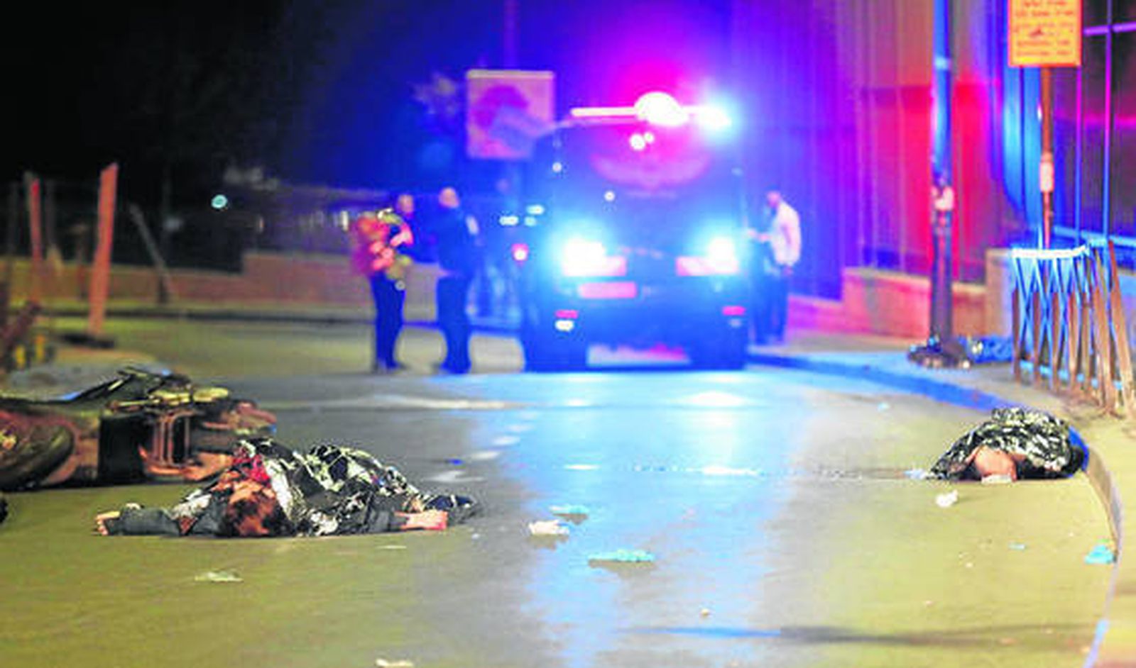 Las víctimas del ataque yacen en el suelo mientras los servicios de emergencias atienden a los heridos en Jerusalén.