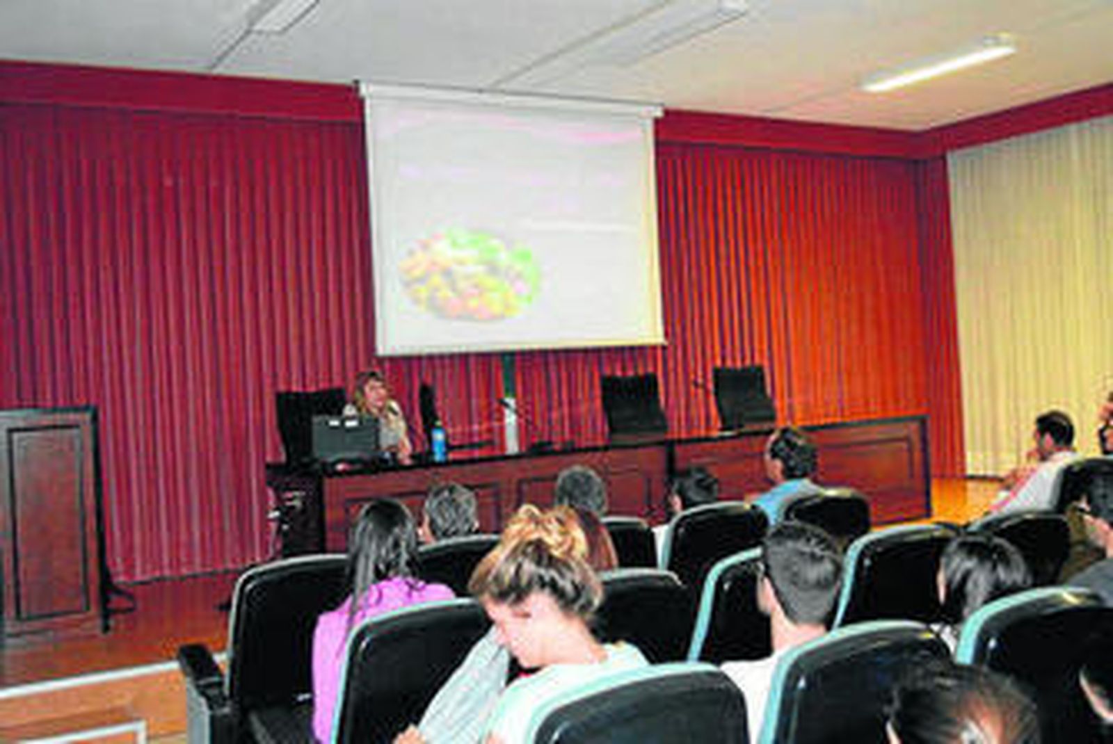 La especialista en  medicina biológica y homotoxicología en la charla.