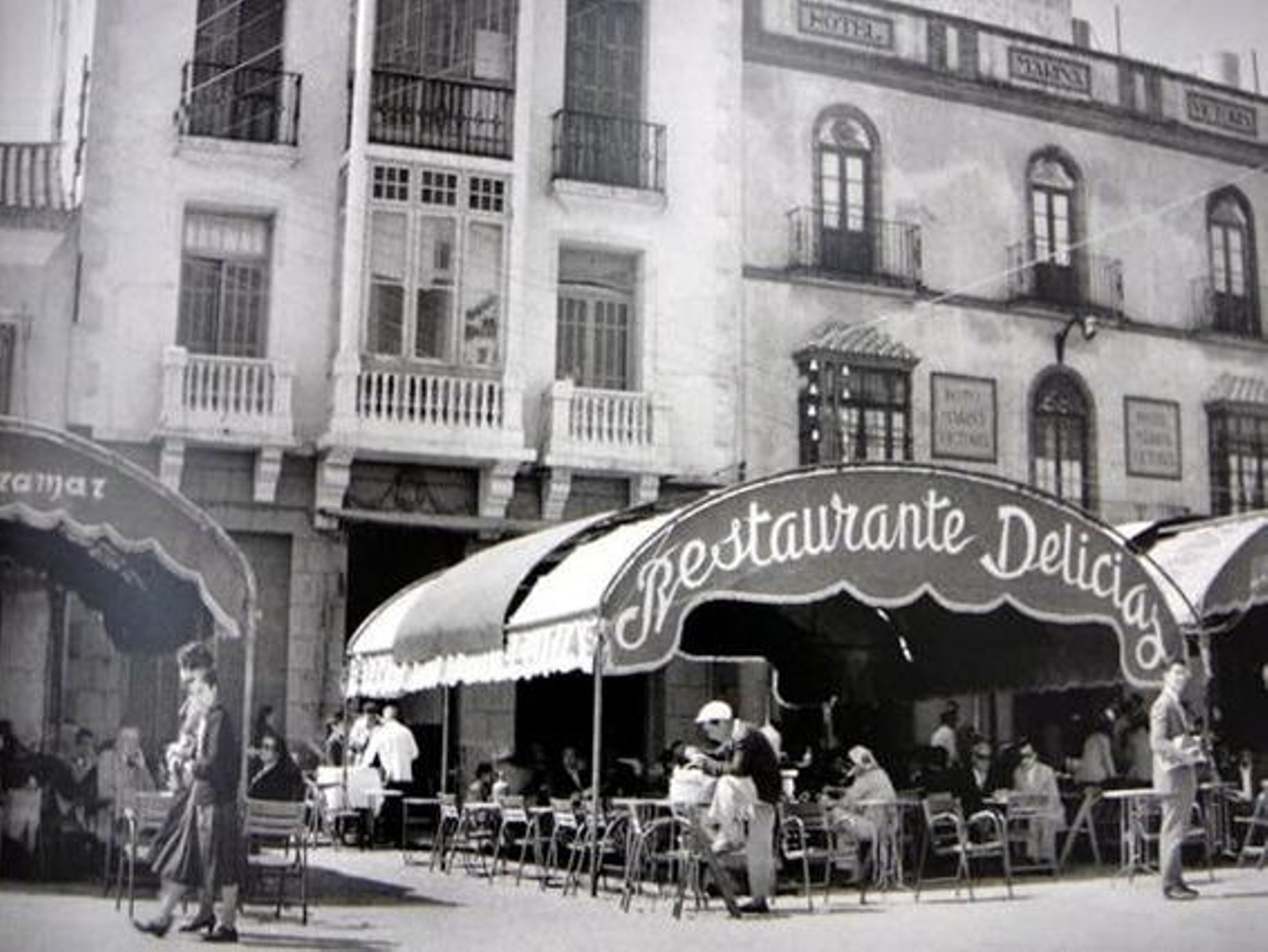 Antes de levantar los actuales soportales, la sucesión de bares de “La Marina” formaba un conjunto alegre, acogedor y muy cosmopolita.