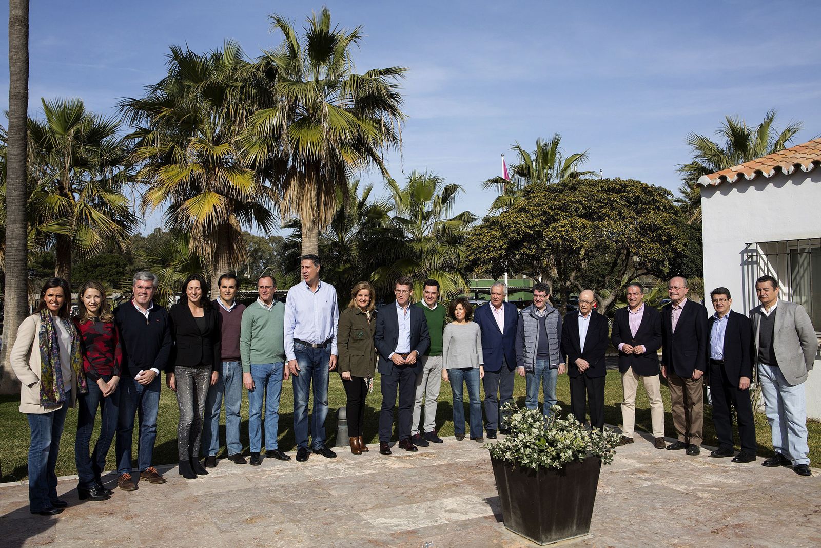 Los dirigentes del PP, ayer, antes del acto de presentación de la ponencia económica que los populares llevarán al XVIII Congreso Nacional del partido.