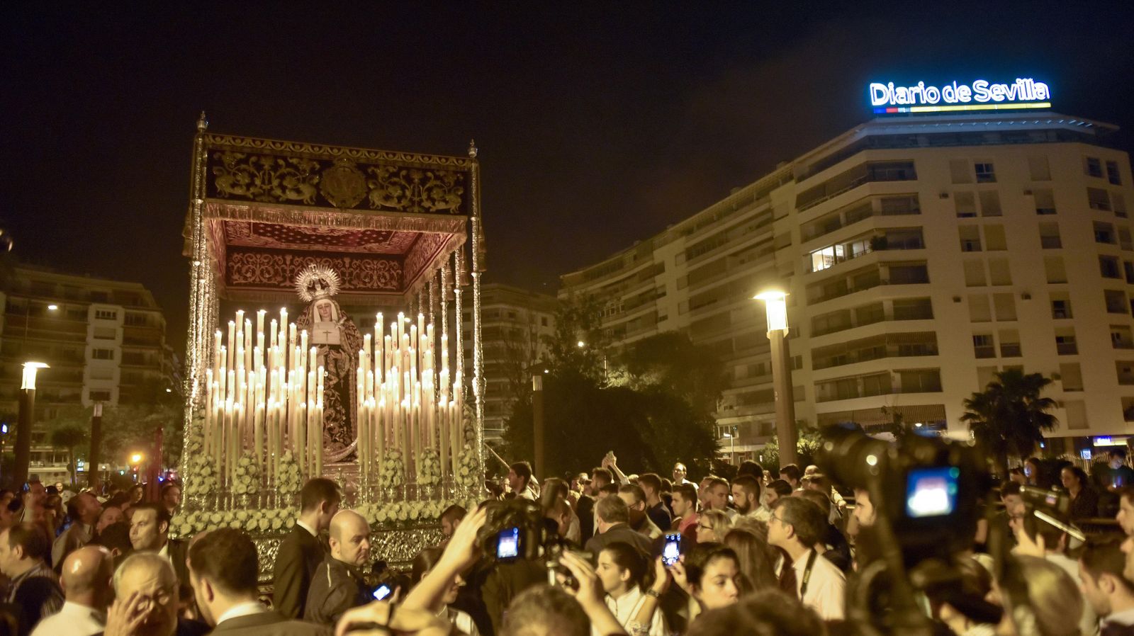 La Virgen de la Victoria, en rosario de aurora a la Catedral
