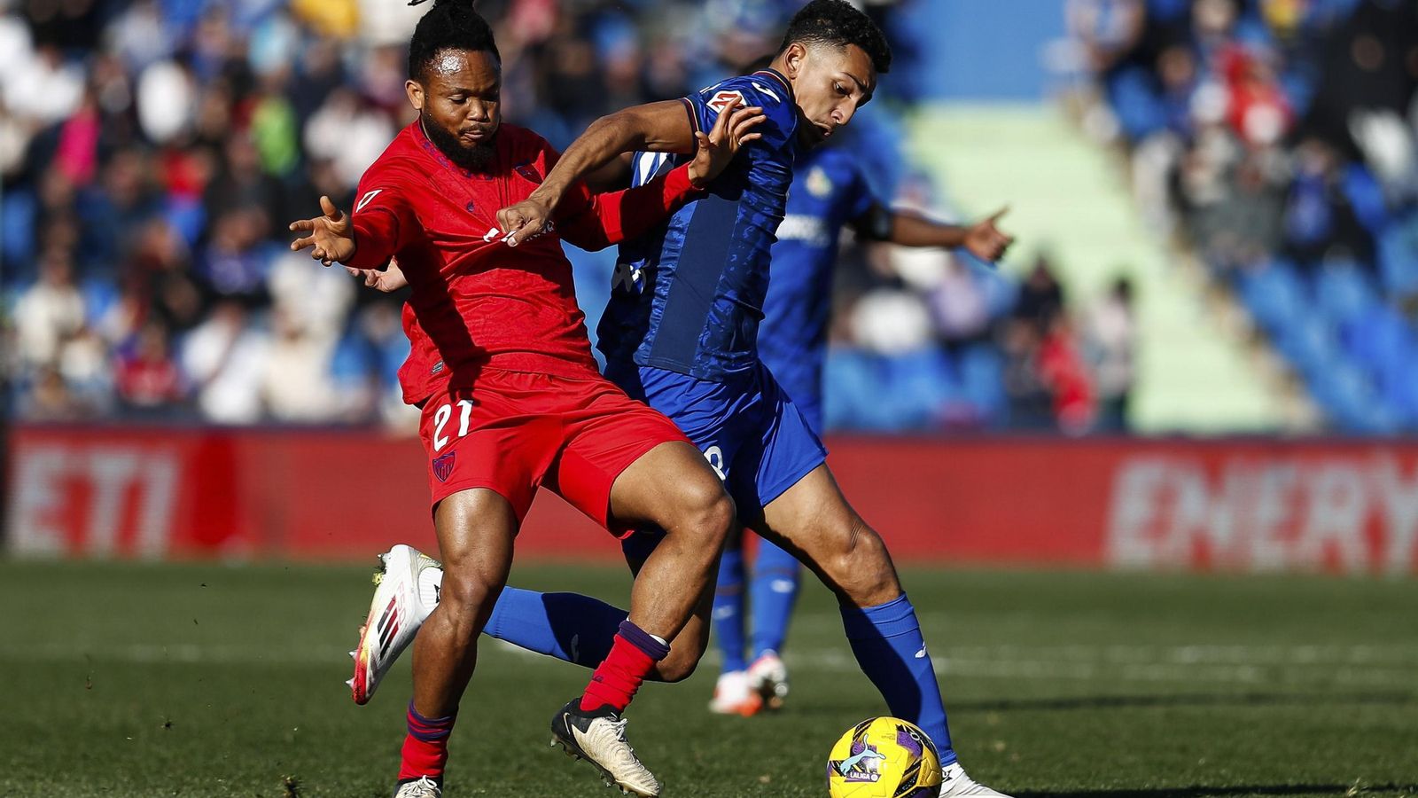 Chidera Ejuke en un momento del partido peleando con un rival.