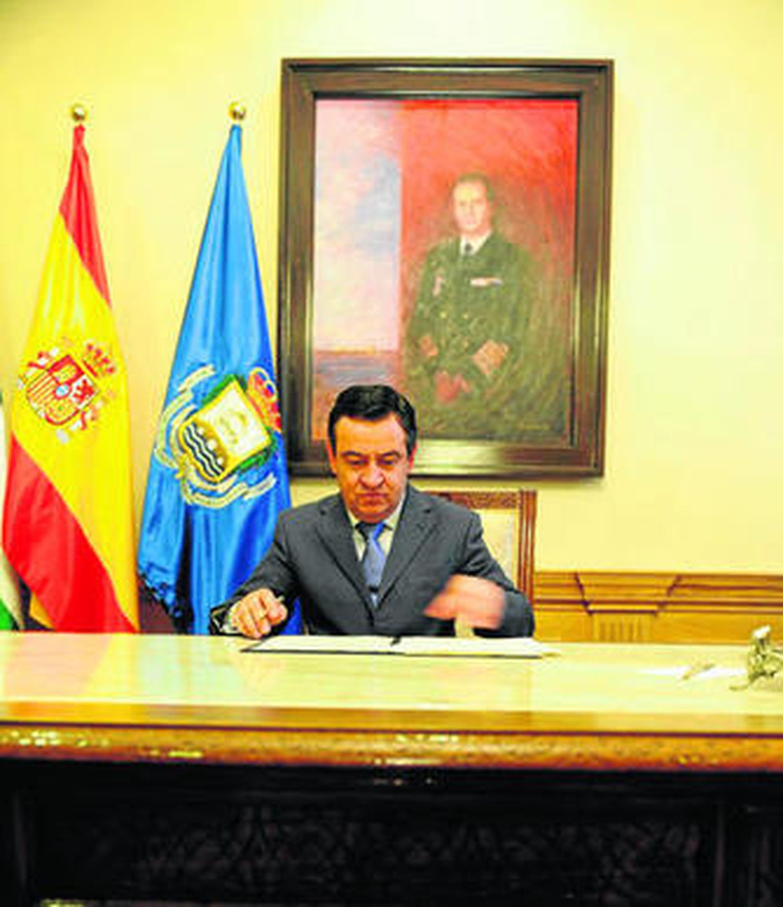 El alcalde, José Loaiza, en el momento de firmar la adhesión de Defensa a los polvorines.