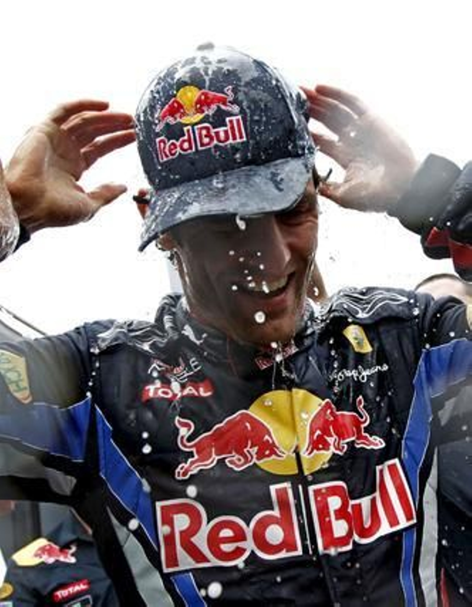 Webber, empapado en champagne por su equipo nada más terminar la carrera. / EFE