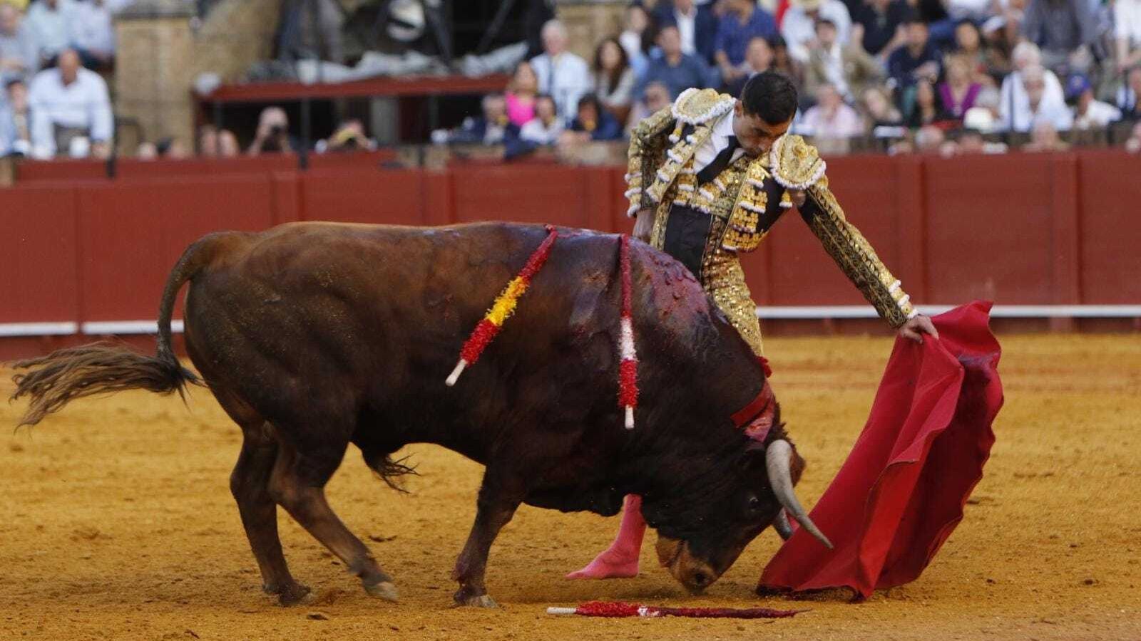 Paco Ureña y su último astado.