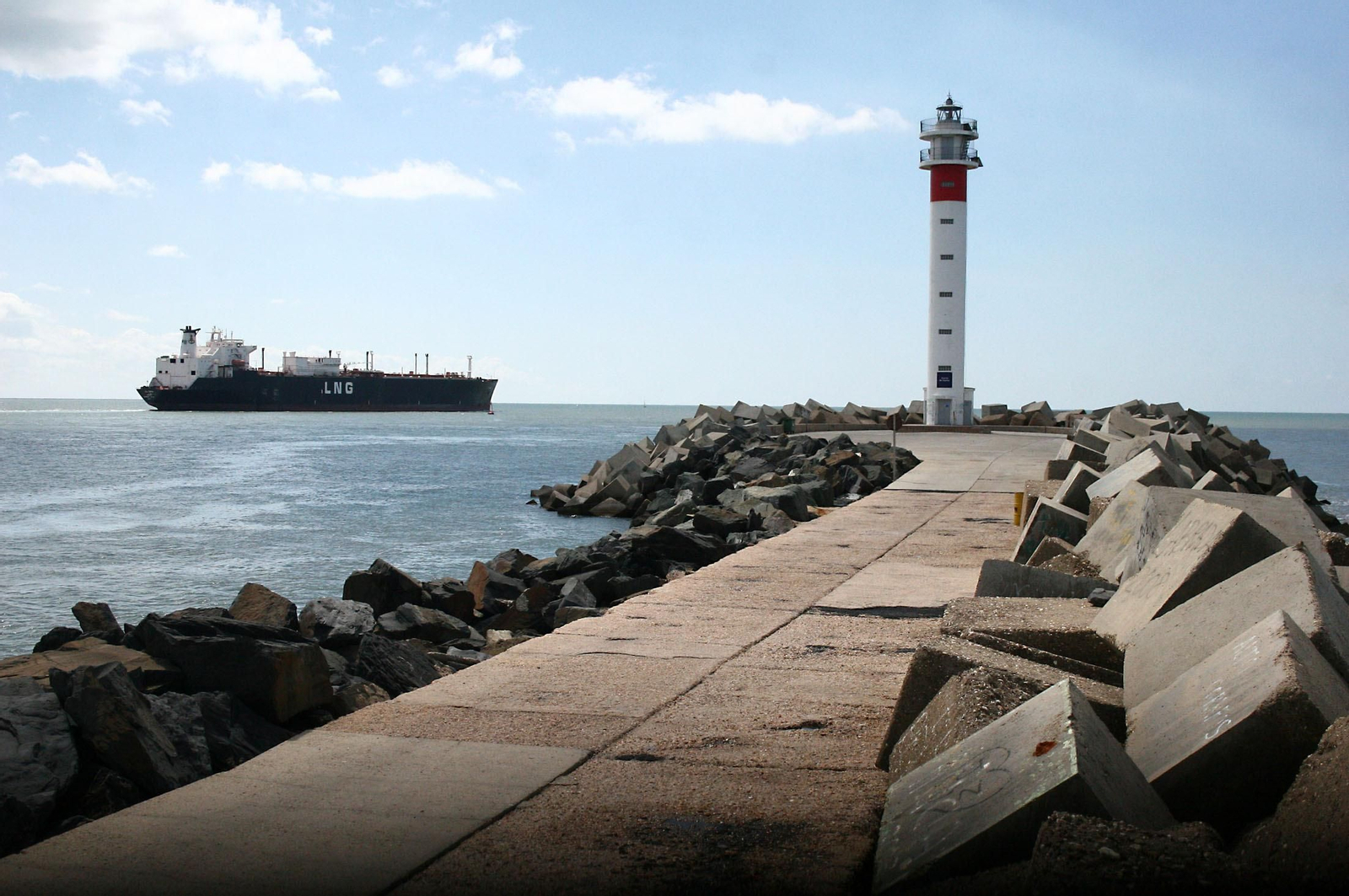 Aparece el cuerpo sin vida de un hombre en un coche en la playa del Espigón de Huelva