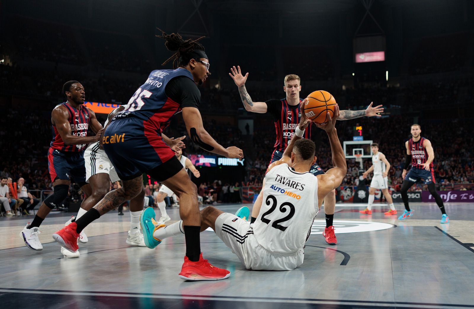El Madrid tumba al Baskonia y espera a Unicaja o Barcelona en semifinales