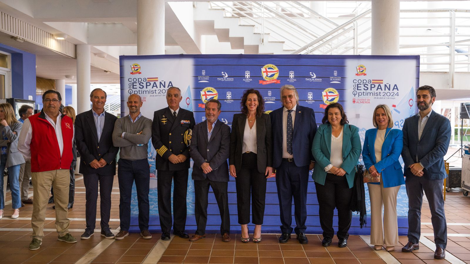 Los representantes institucionales y de la organización posan durante la inauguración.