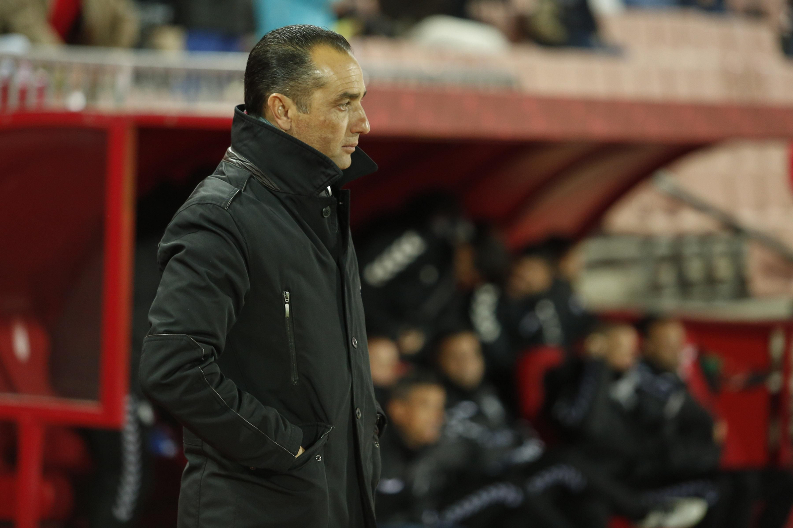 José Luis Oltra, bien abrigado, siguiendo las incidencias del encuentro ante los insulares.