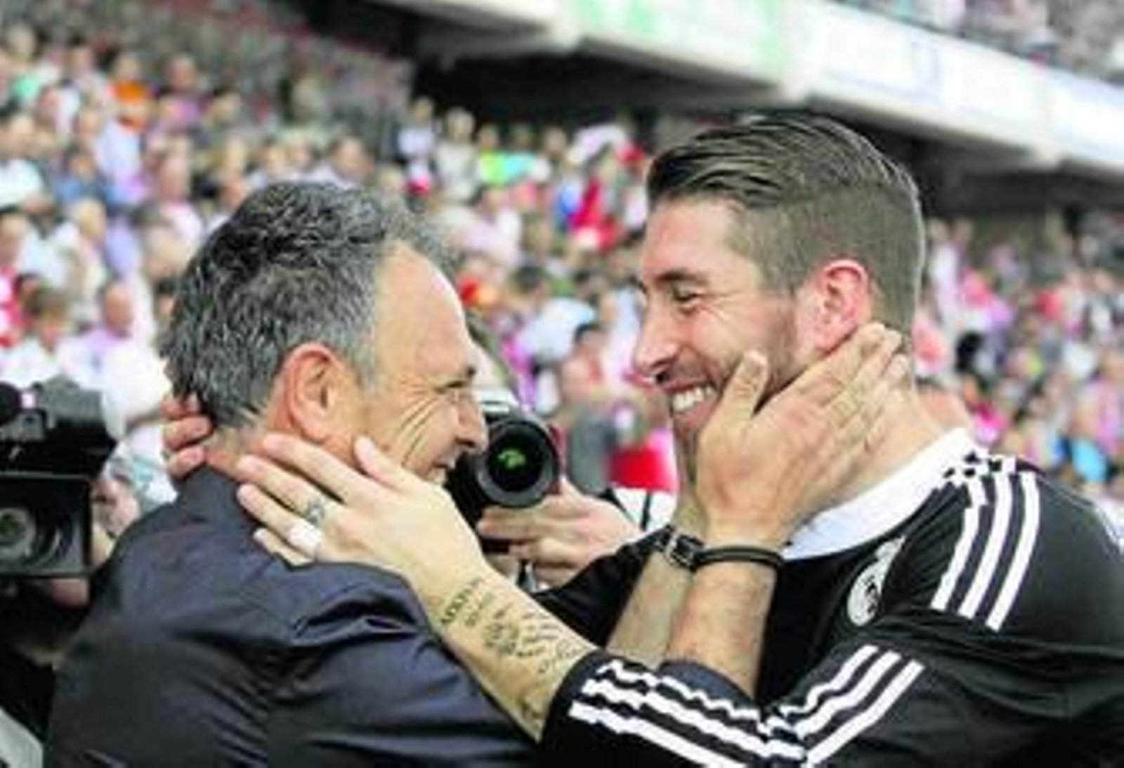 Joaquín Caparrós y Sergio Ramos se saludan antes del encuentro.