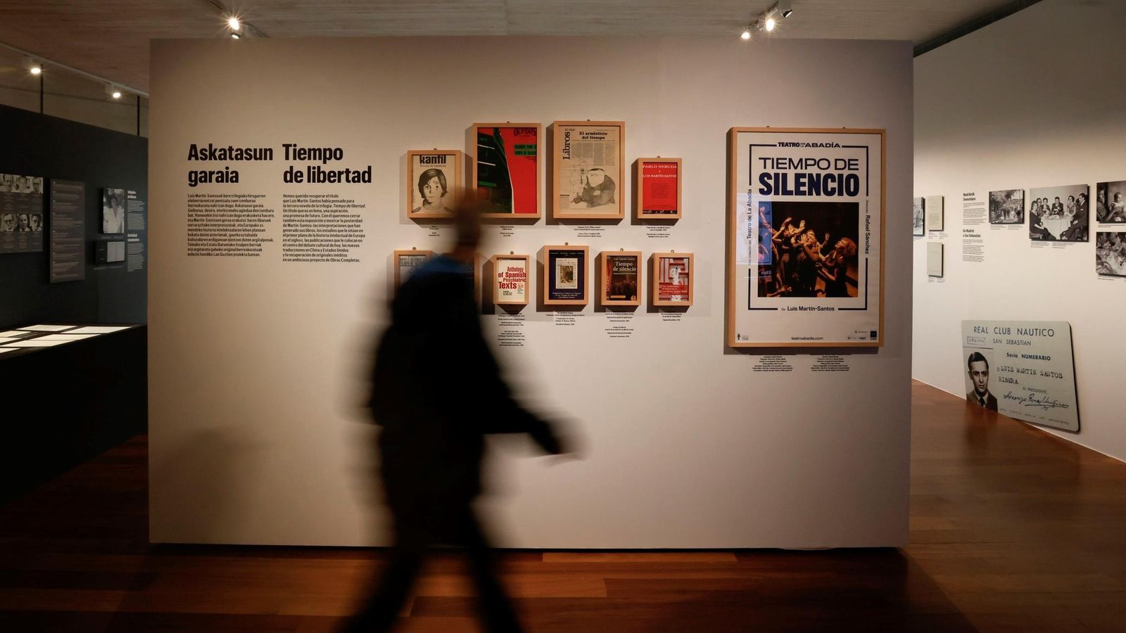 La exposición ‘Luis Martín-Santos. Tiempo de libertad’ ha recordado al autor en la Biblioteca Nacional y en el Museo San Telmo de San Sebastián. La exposición ‘Luis Martín-Santos. Tiempo de libertad’ ha recordado al autor en la Biblioteca Nacional y en el Museo San Telmo de San Sebastián.