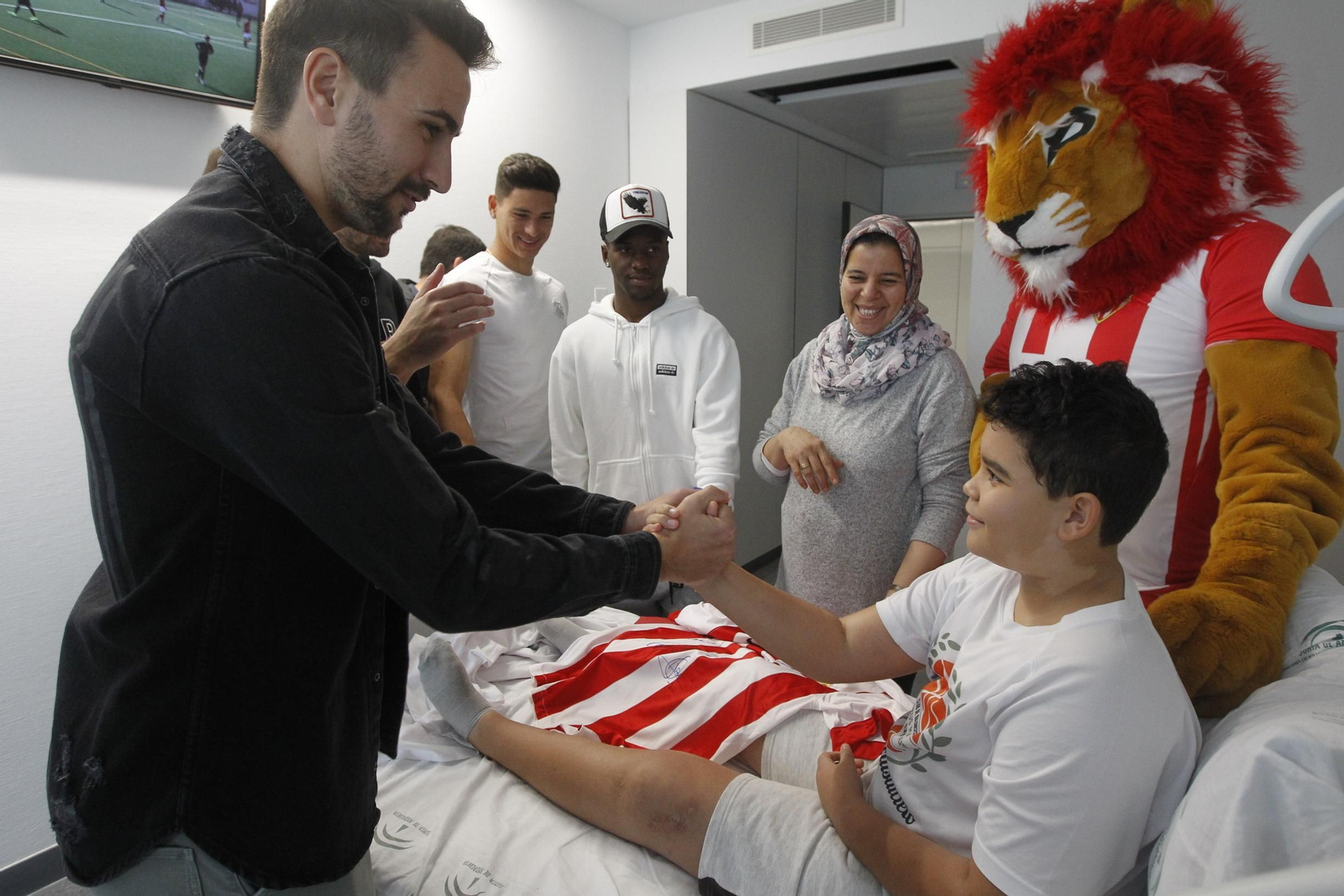 Fotogalería visita jugadores U.D. Almería Hospital Torrecárdenas