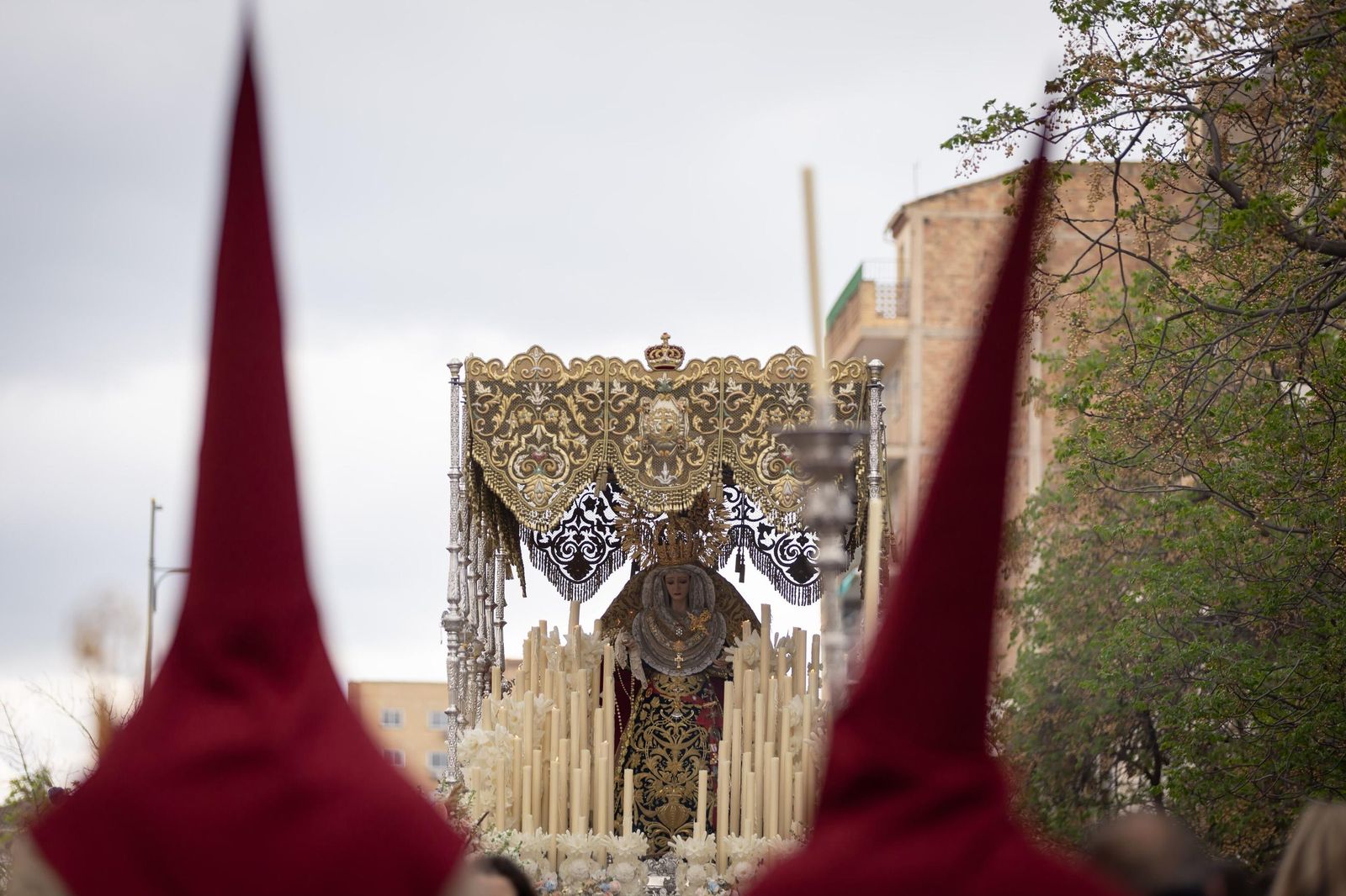 Así vivió Granada la salida de la Hermandad del Trabajo 2025