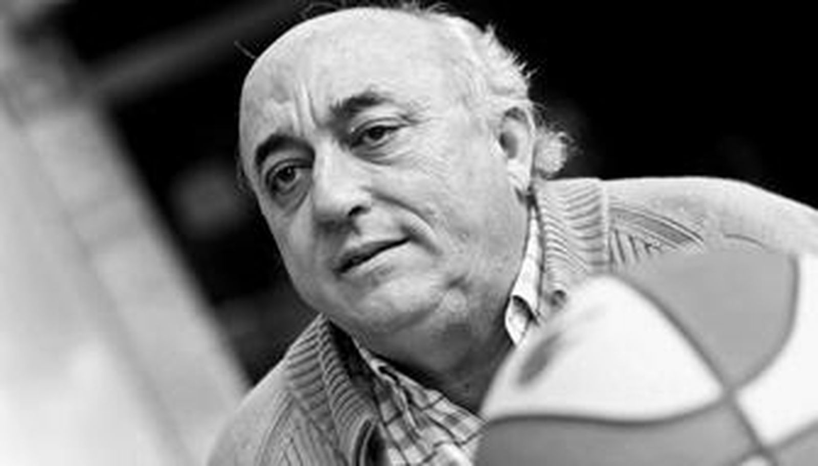 Eduardo Burgos reflexiona una respuesta con un balón a su lado.